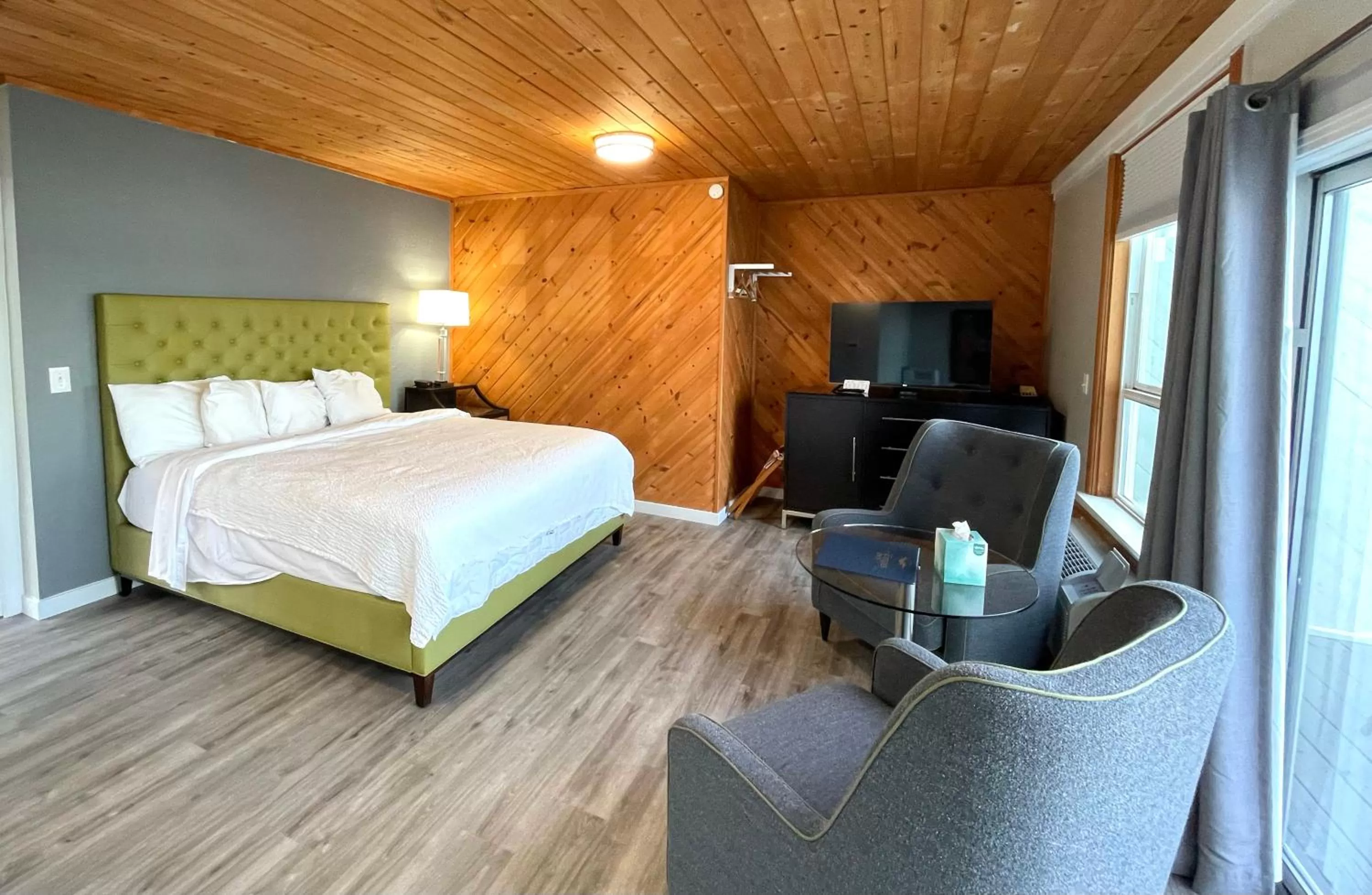 Bed in Tides Inn & Suites