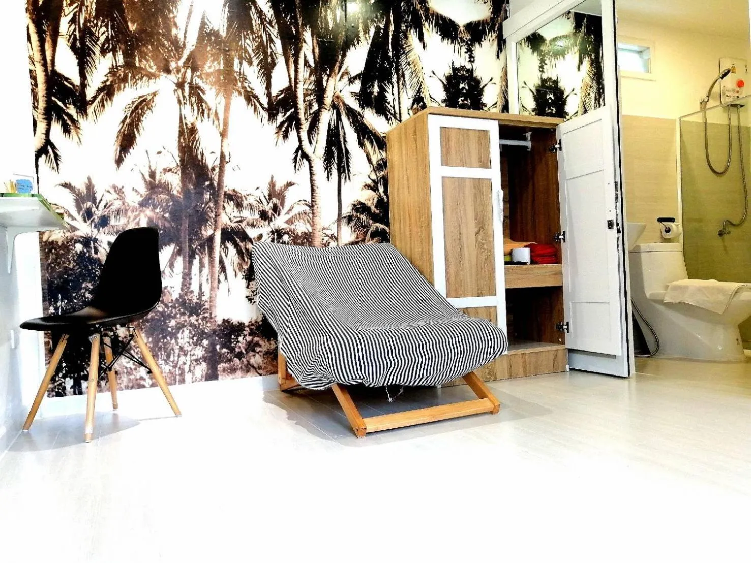 Seating area in 1715 House - White Rhino