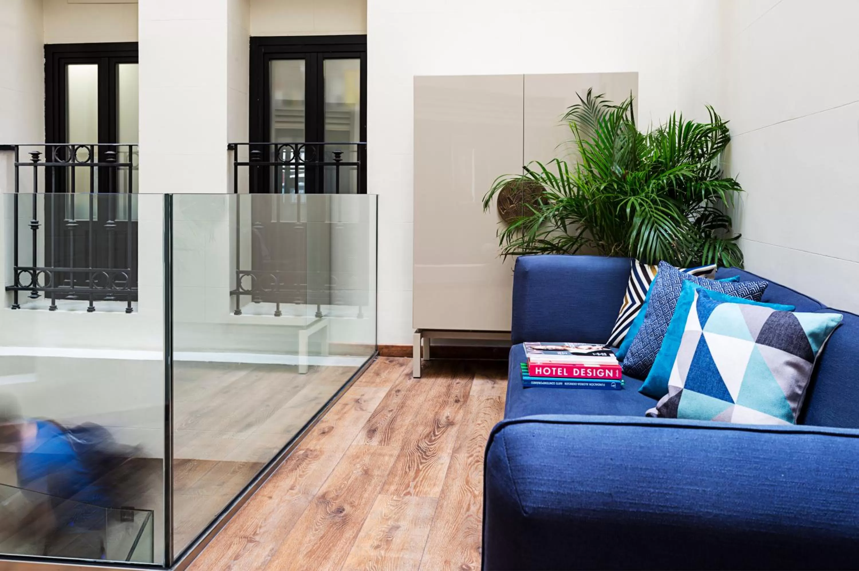 Seating area in One Shot Luchana