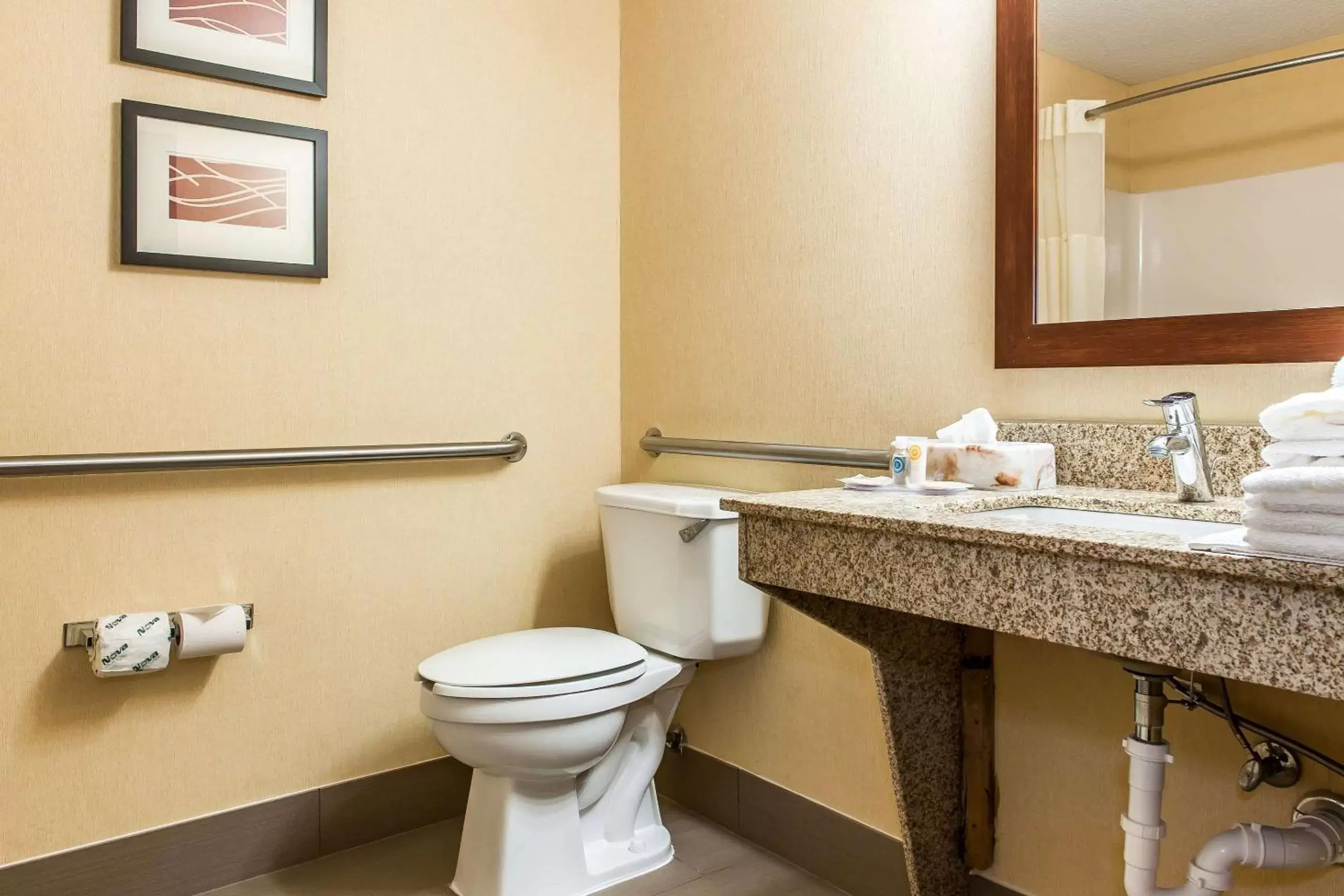 Bathroom in Comfort Inn East Pickerington