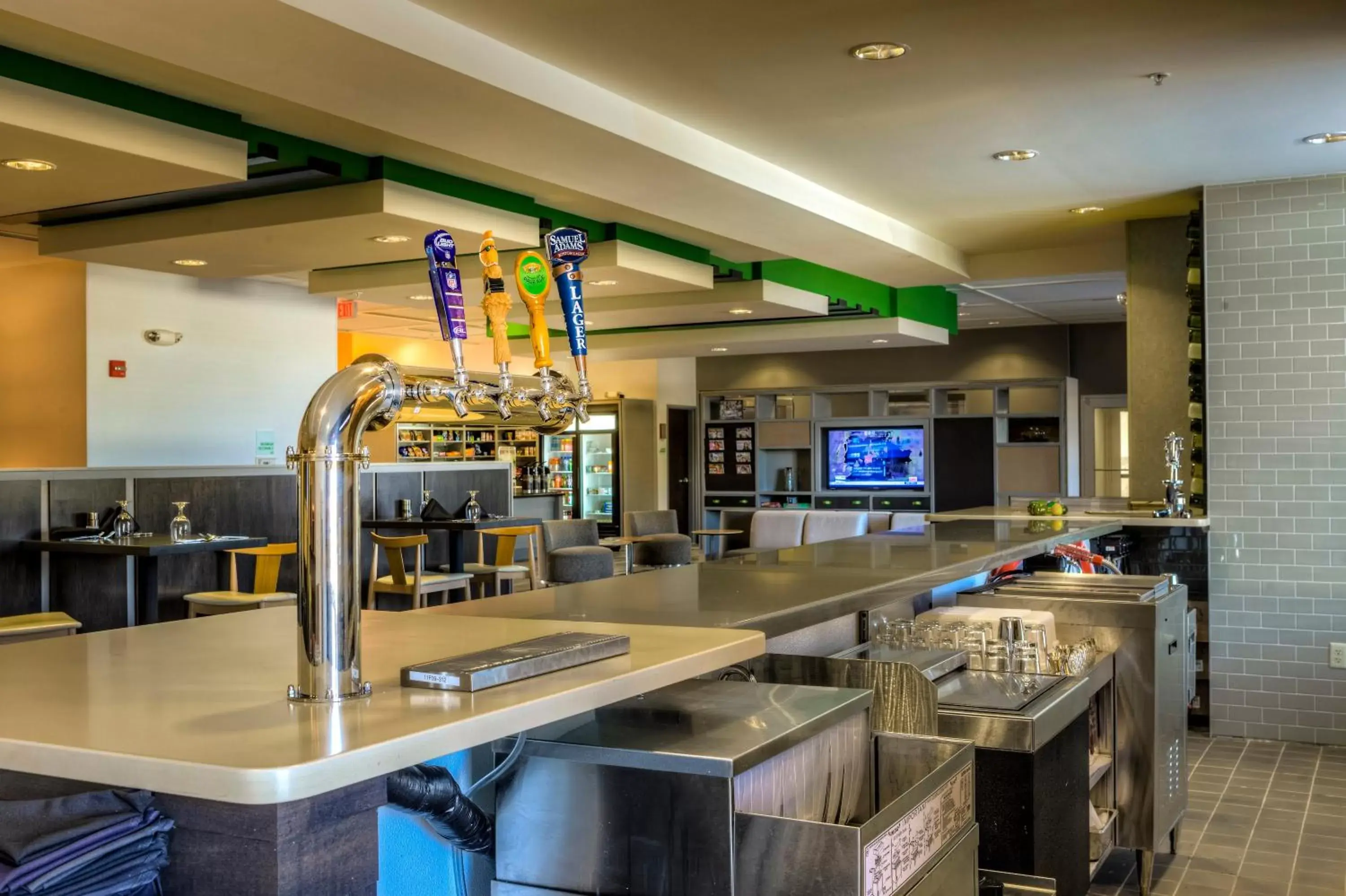 Restaurant/places to eat, Lounge/Bar in Holiday Inn Richmond, an IHG Hotel