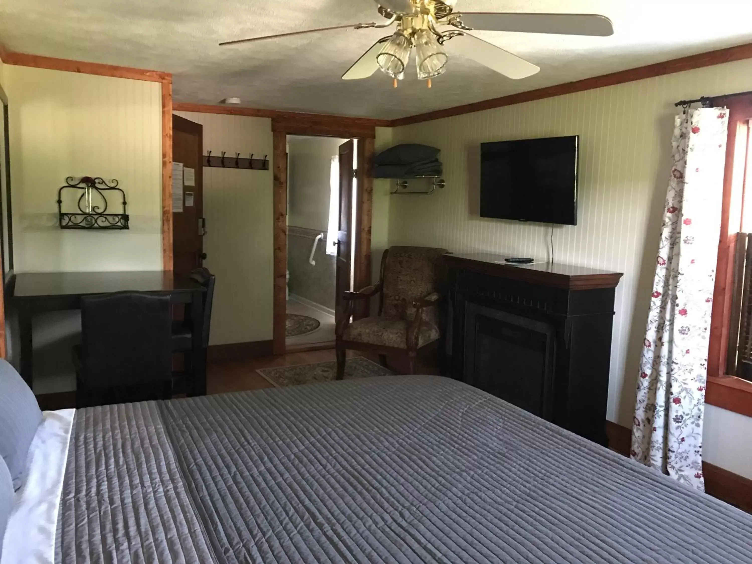 Photo of the whole room, Bed in Hocking Hills Inn