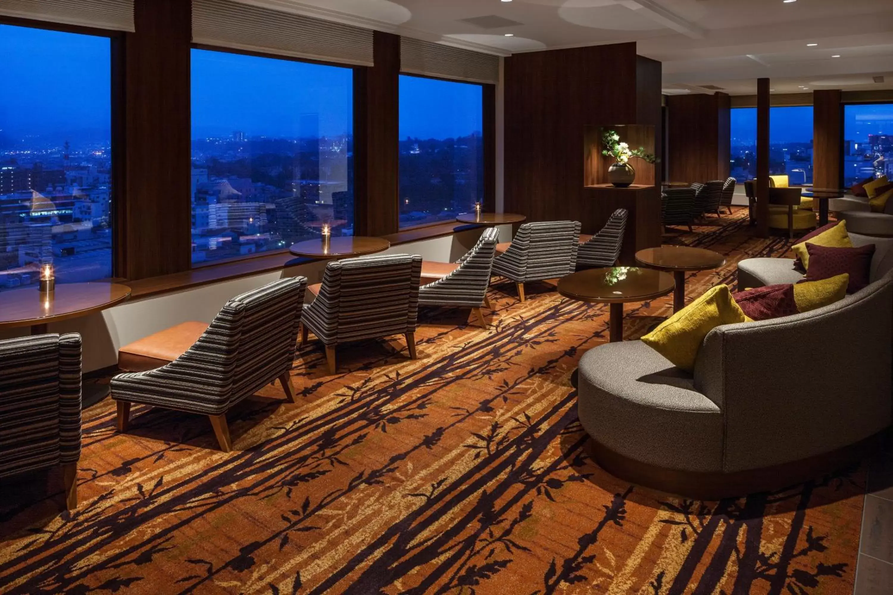 Lounge or bar, Seating Area in ANA Holiday Inn Kanazawa Sky, an IHG Hotel