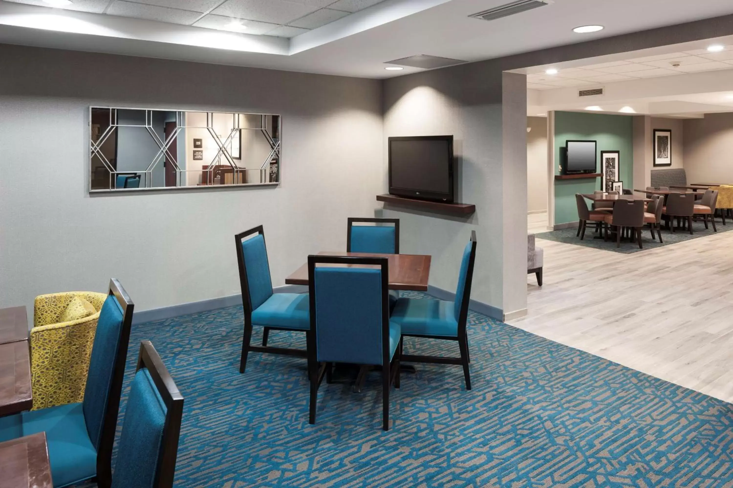 Lobby or reception, Restaurant/Places to Eat in Hampton Inn Kansas City Liberty