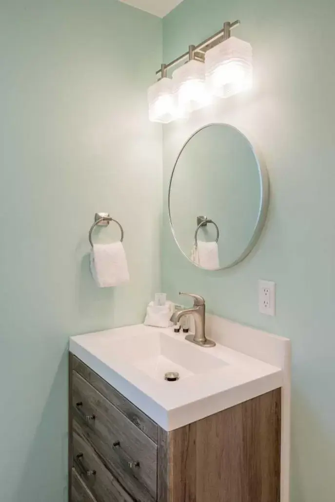 Bathroom in Beachside Inn