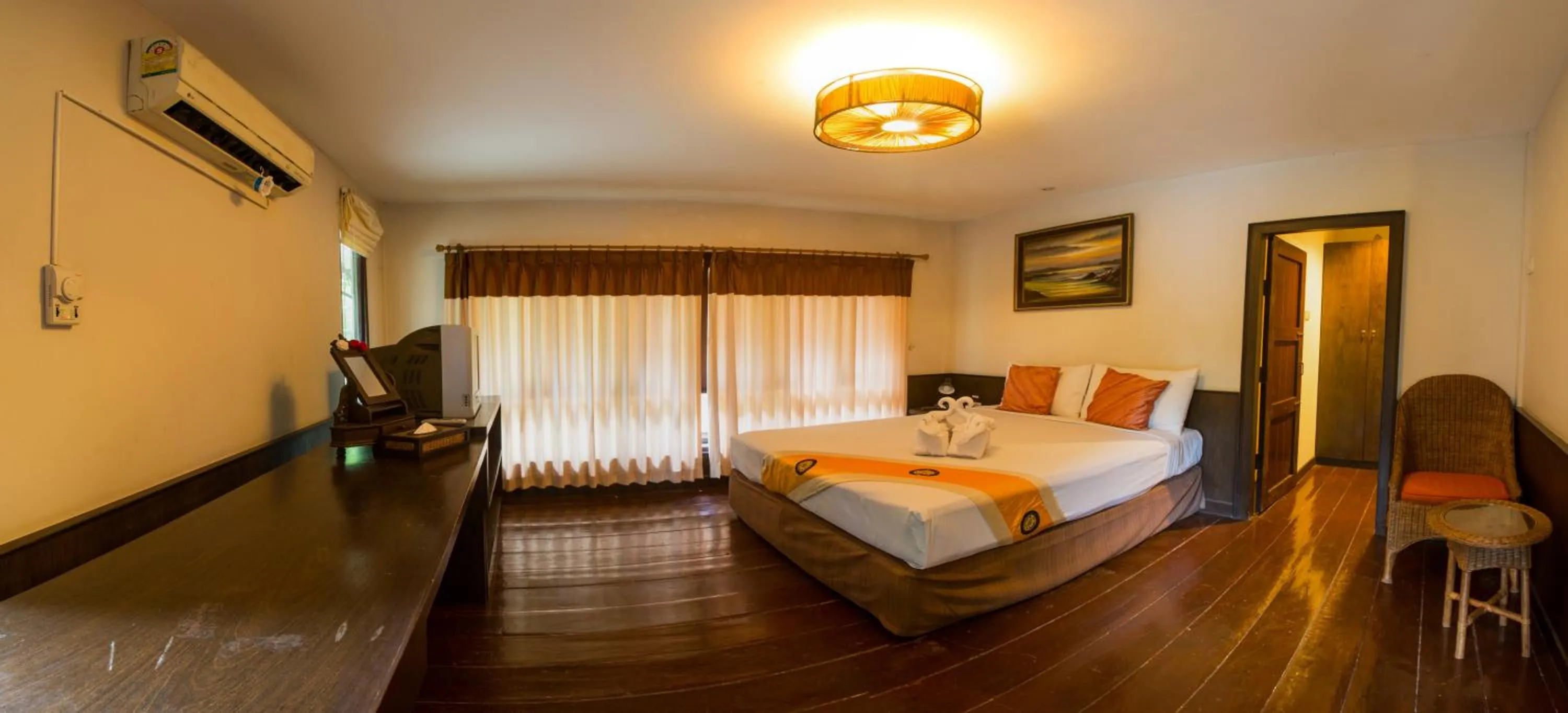 Photo of the whole room, Bed in Inrawadee Resort