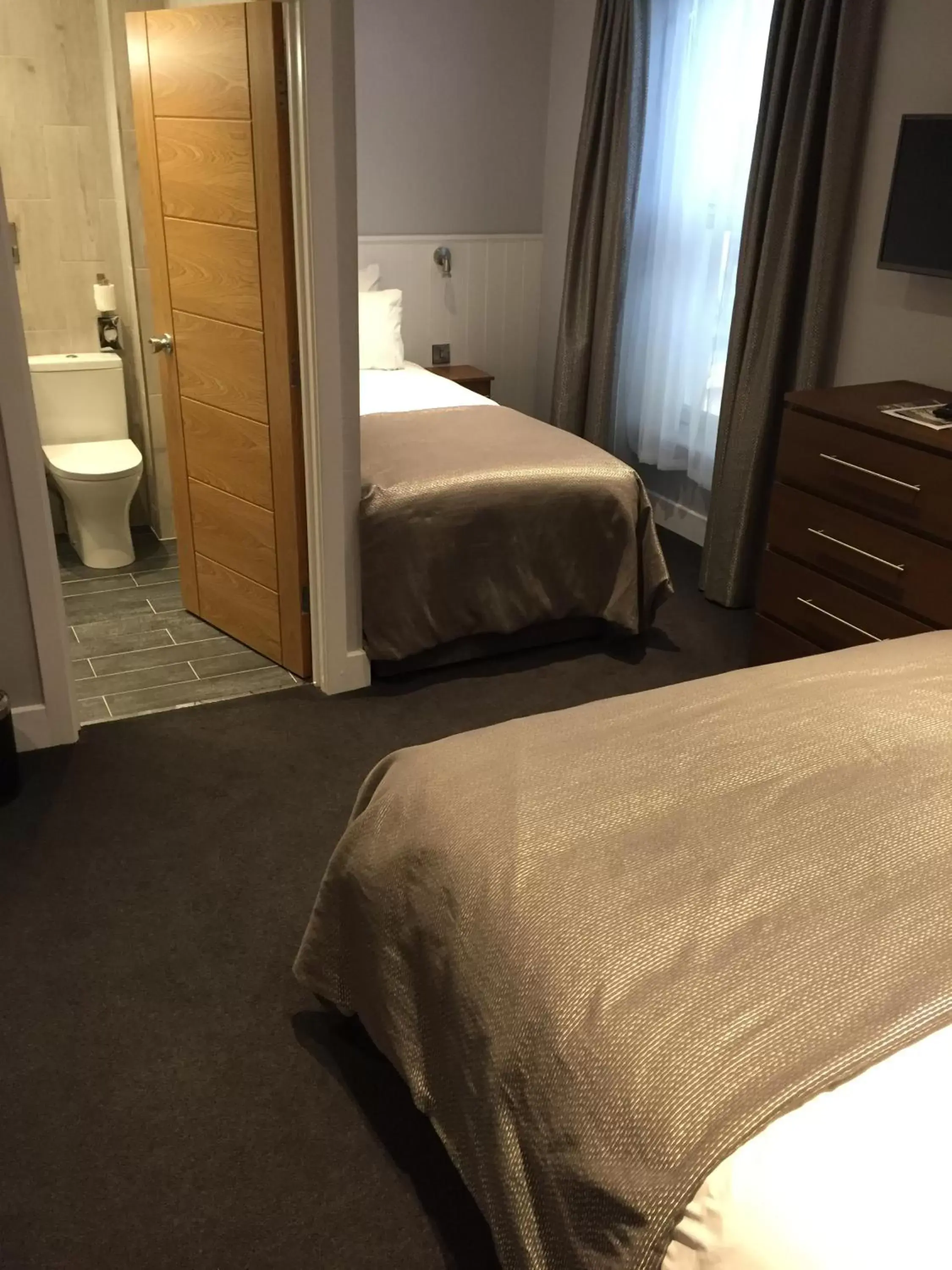 Photo of the whole room, Bed in Carlton Hotel