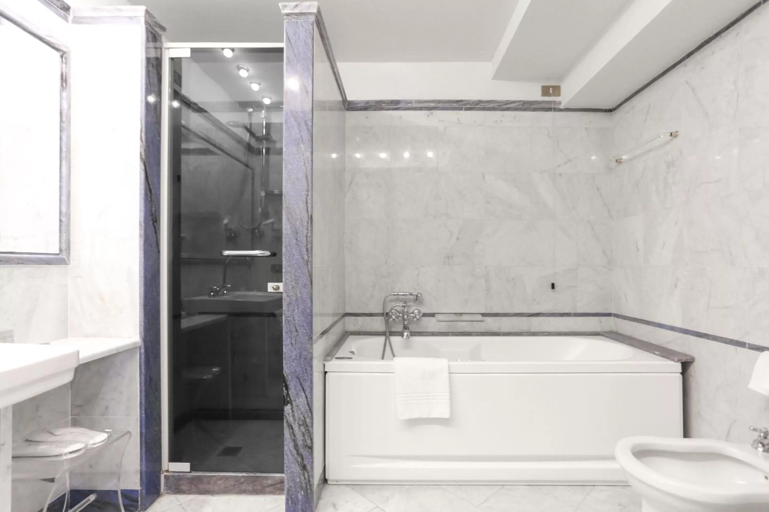Shower, Bathroom in Grand Hotel Croce Di Malta