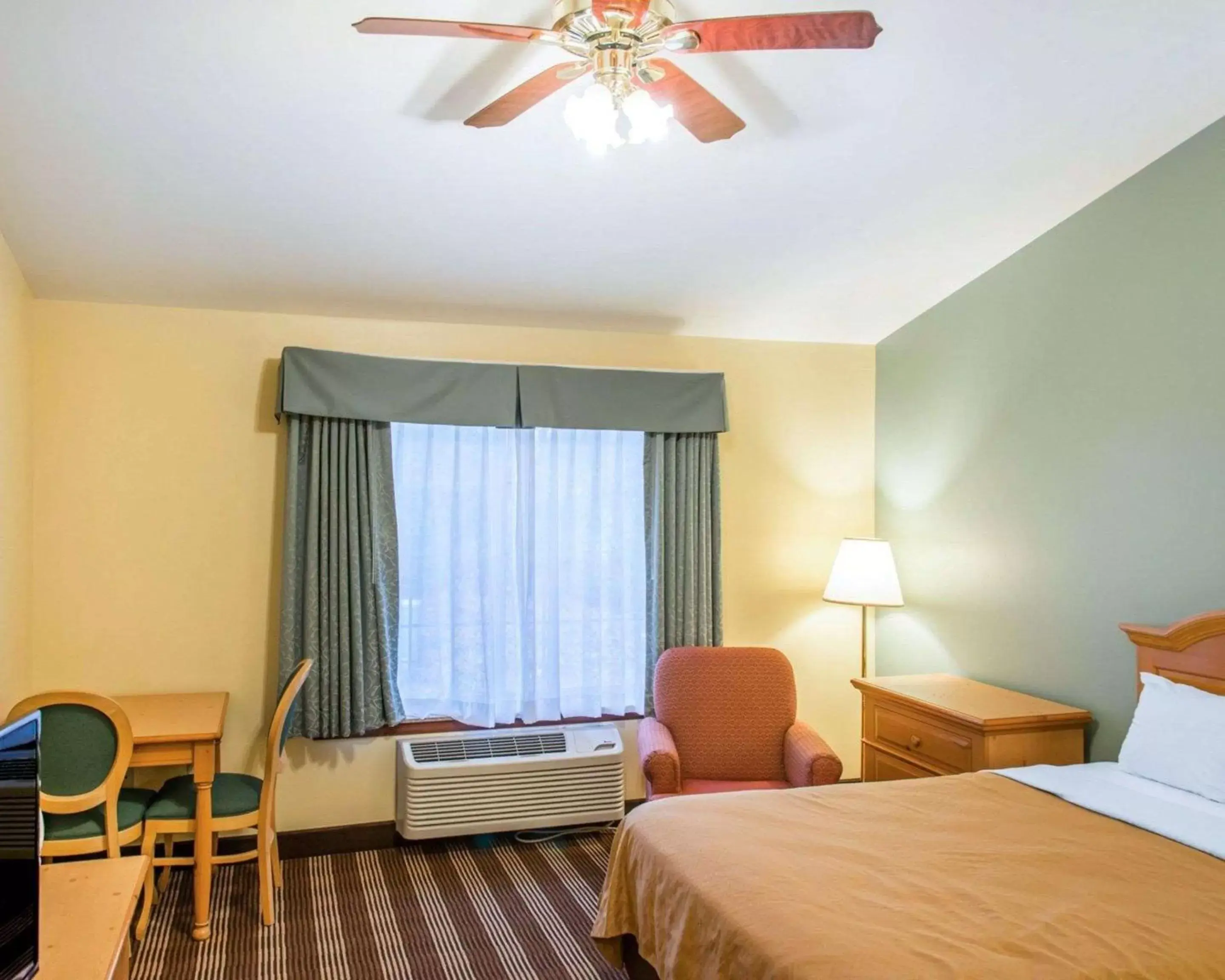 Photo of the whole room, Bed in Econo Lodge Inn & Suites Eau Claire