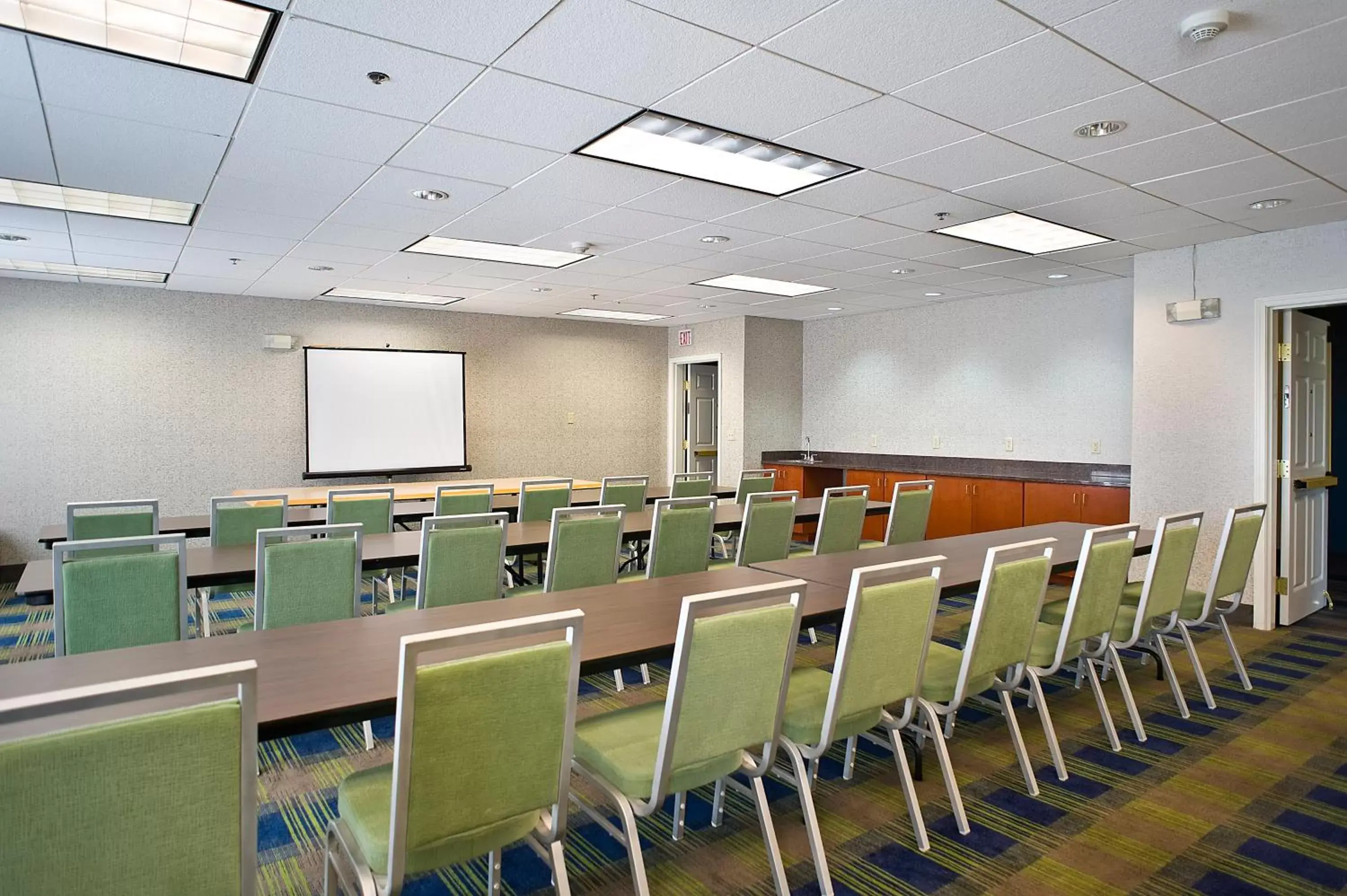 Meeting/conference room in Holiday Inn Express & Suites Vermillion, an IHG Hotel