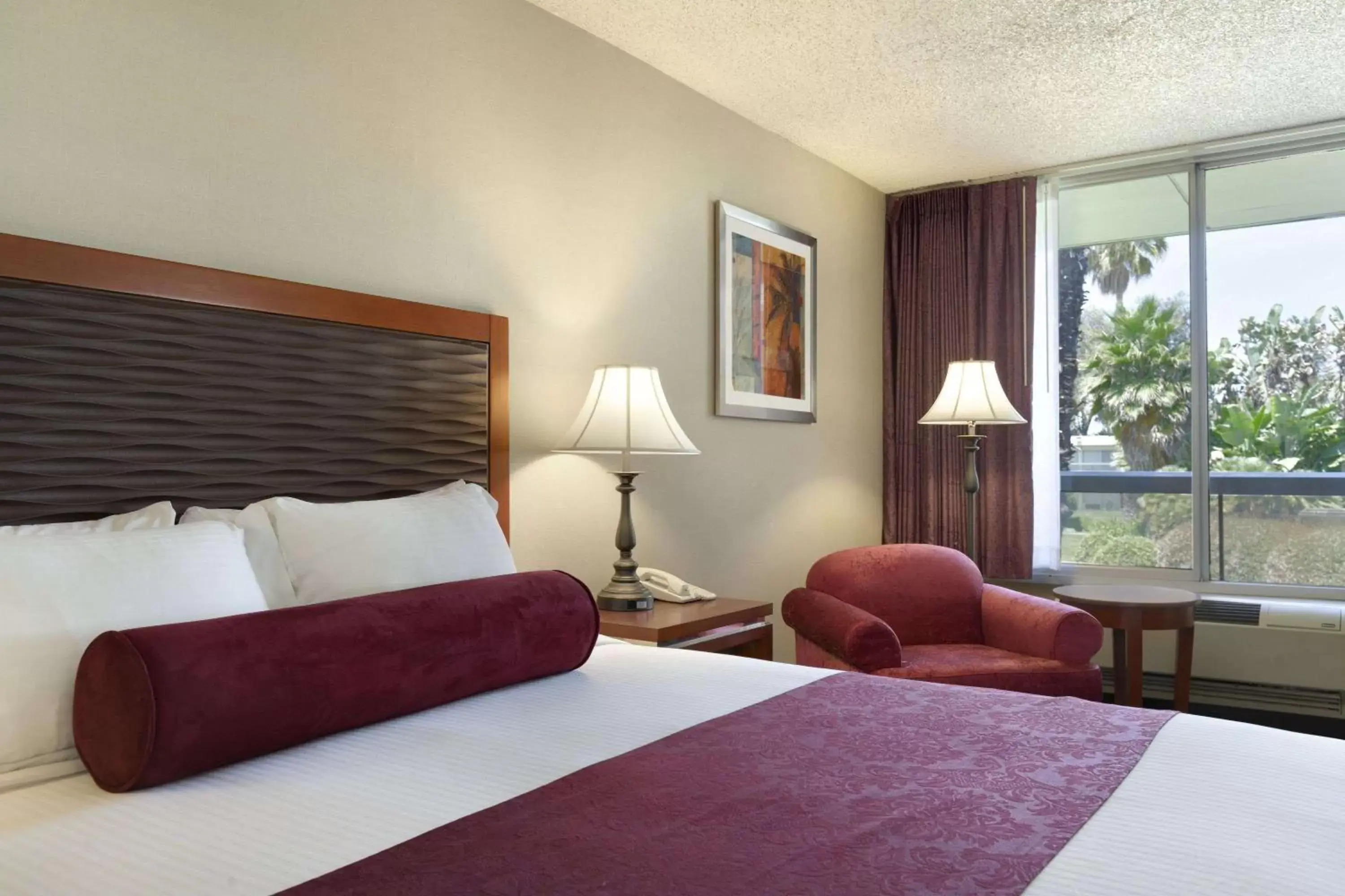 Photo of the whole room, Bed in Ramada by Wyndham Sunnyvale/Silicon Valley