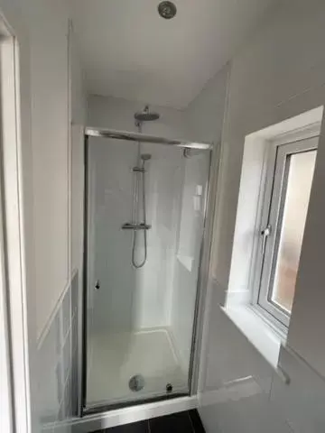 Shower, Bathroom in Loch Lomond Hotel