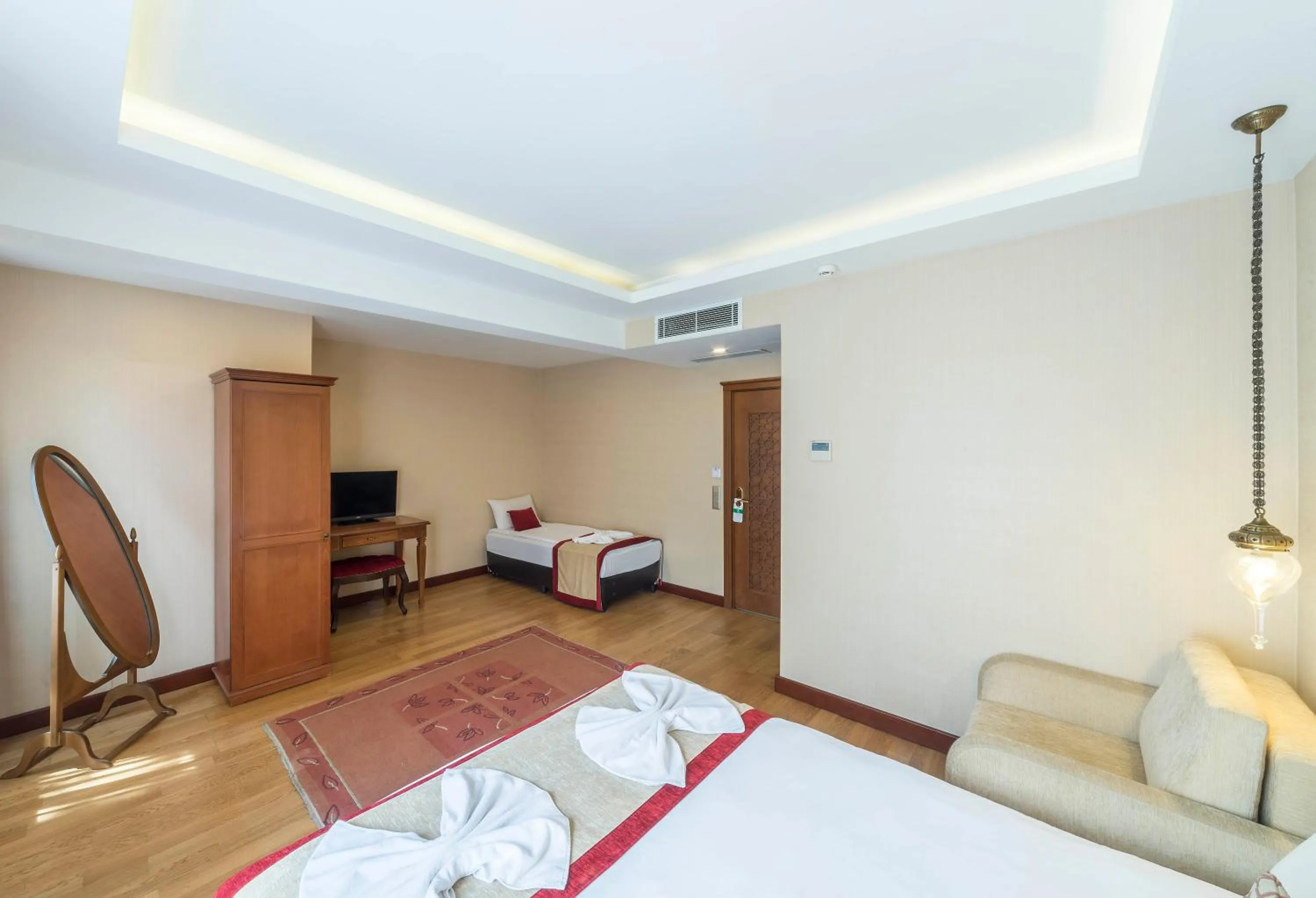 TV and multimedia, Bed in Lalinn Hotel