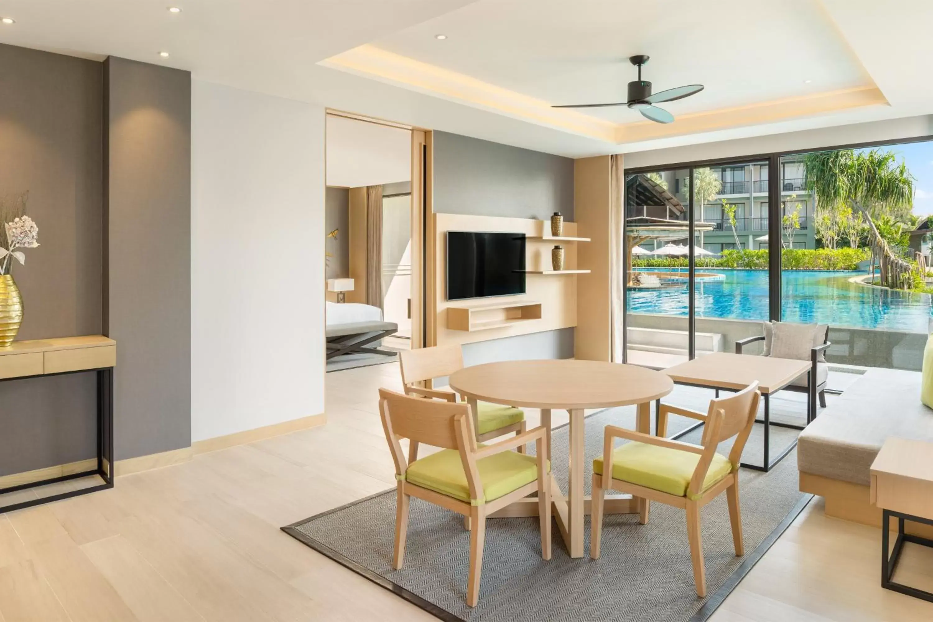 Living room, Dining Area in Le Meridien Khao Lak Resort & Spa