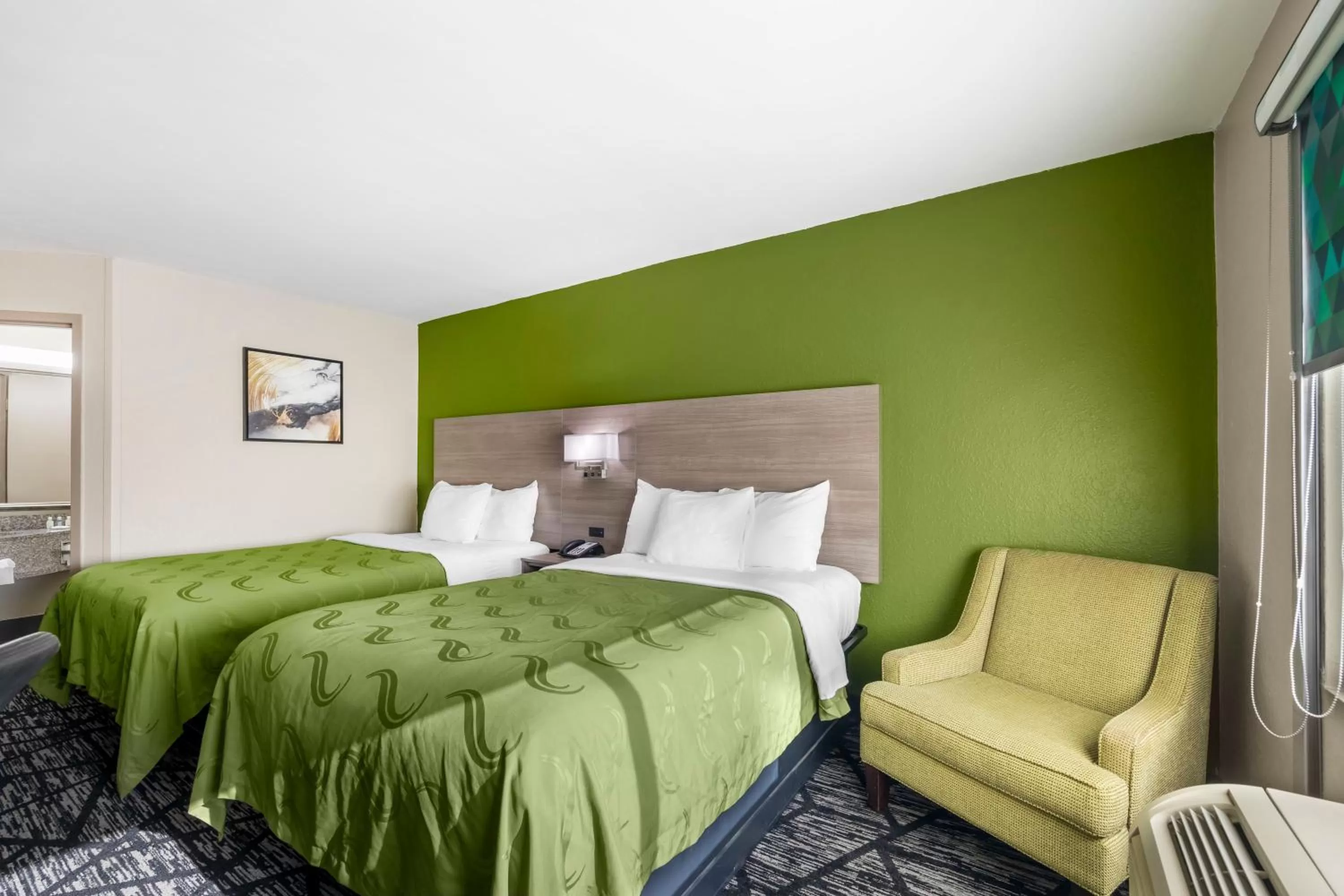 Bed in Quality Inn Jackson Northwest