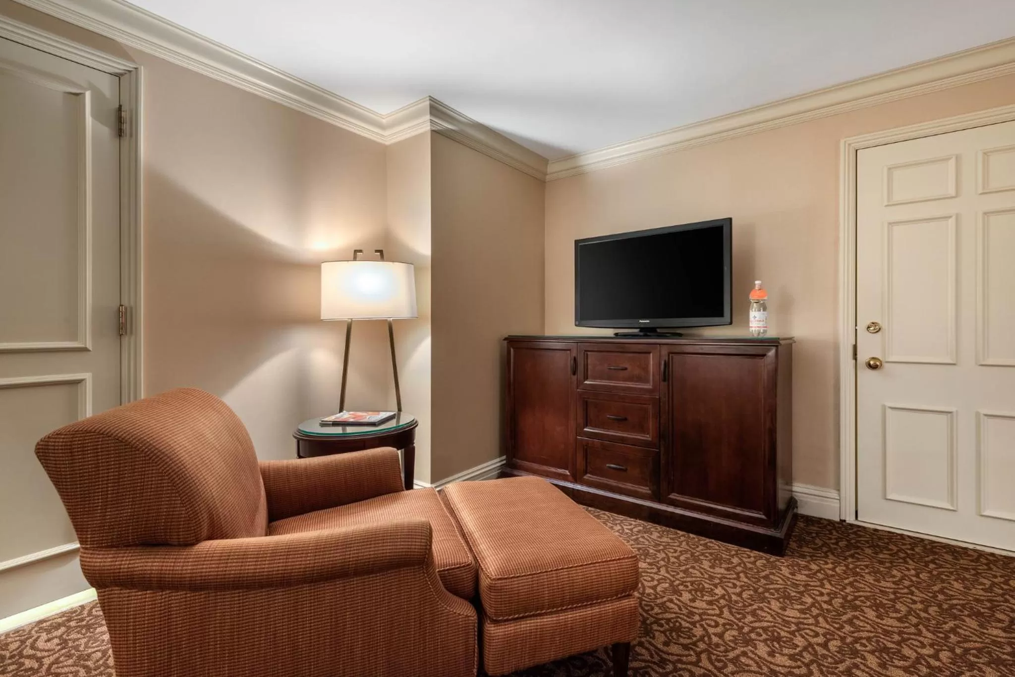 Photo of the whole room in Omni William Penn Hotel