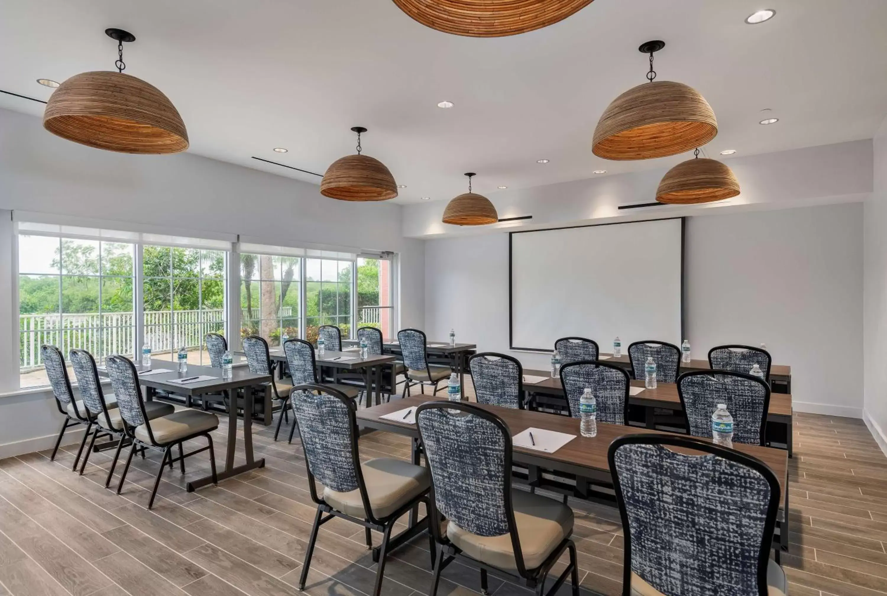 Meeting/conference room, Restaurant/Places to Eat in DoubleTree Suites by Hilton Naples