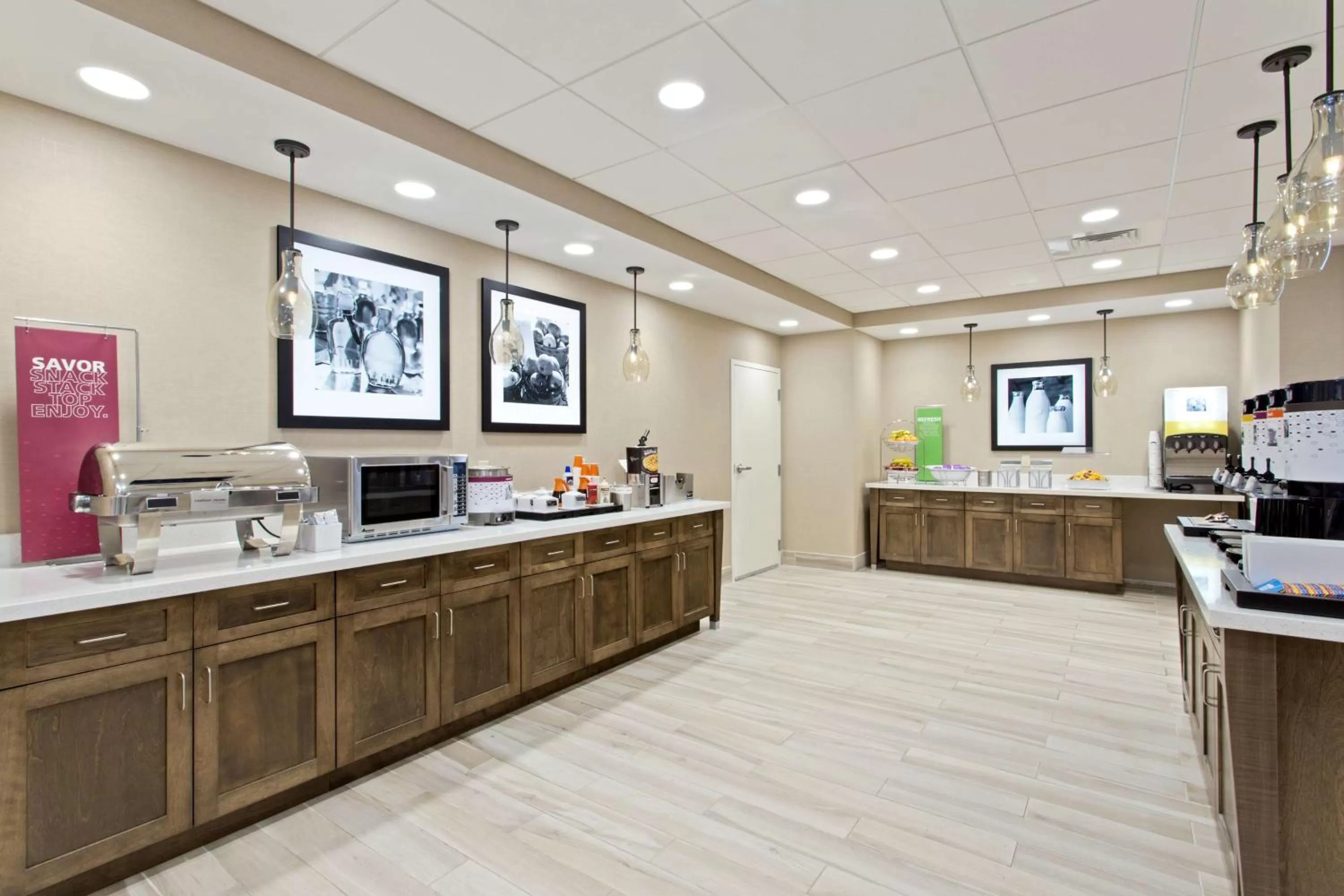 Dining area in Hampton Inn Sault Ste Marie, MI