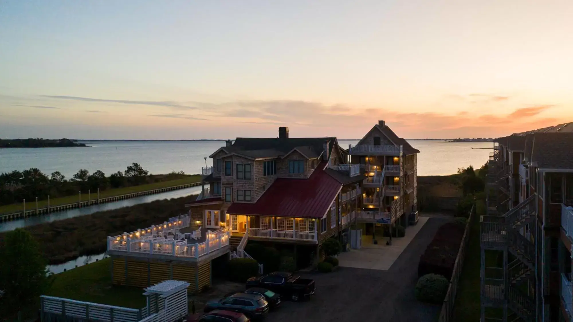 Property building, Sunrise/Sunset in The Burrus House Inn Waterfront Suites