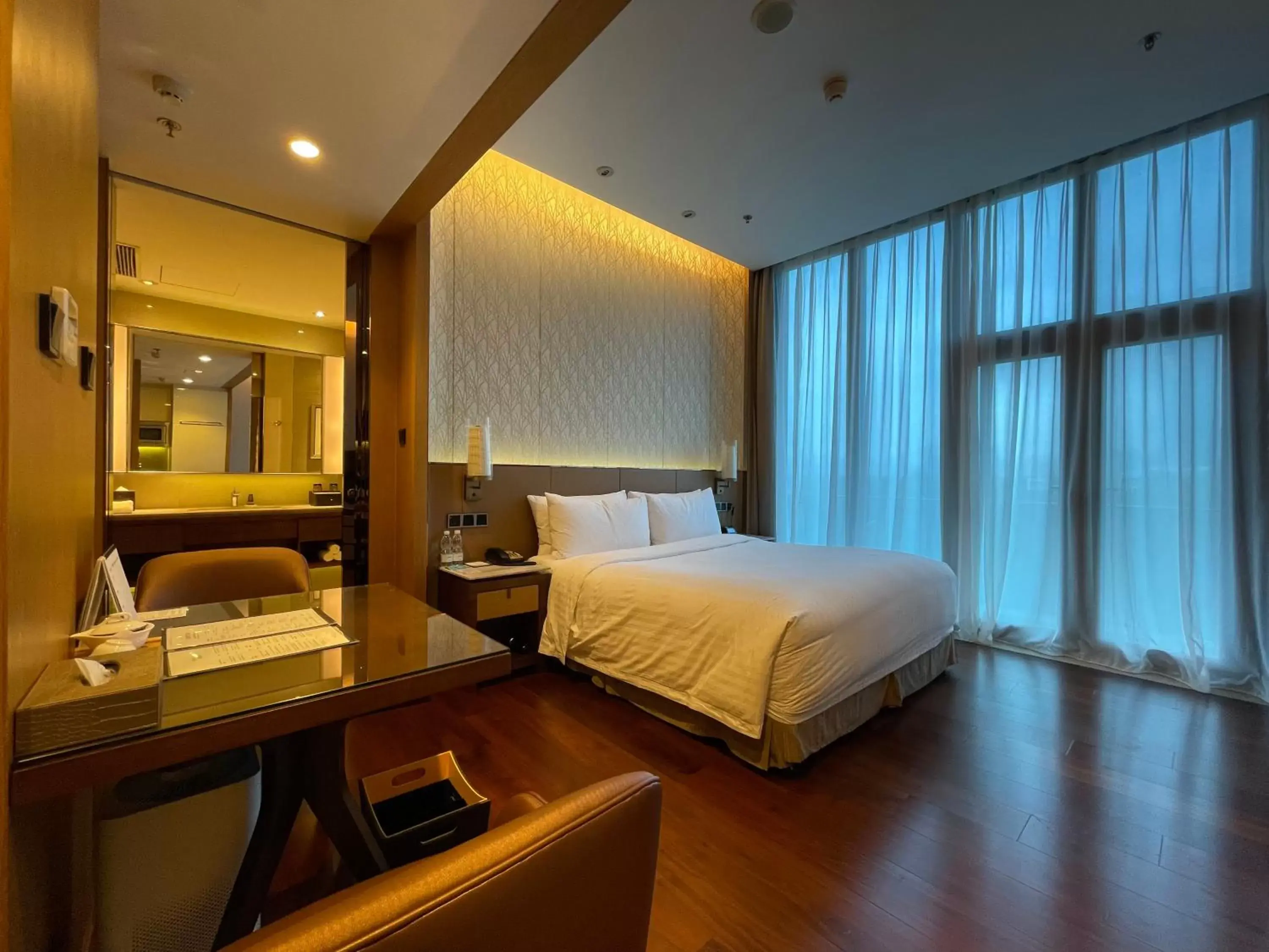 Dining area, Bed in The OCT Harbour, Shenzhen - Marriott Executive Apartments