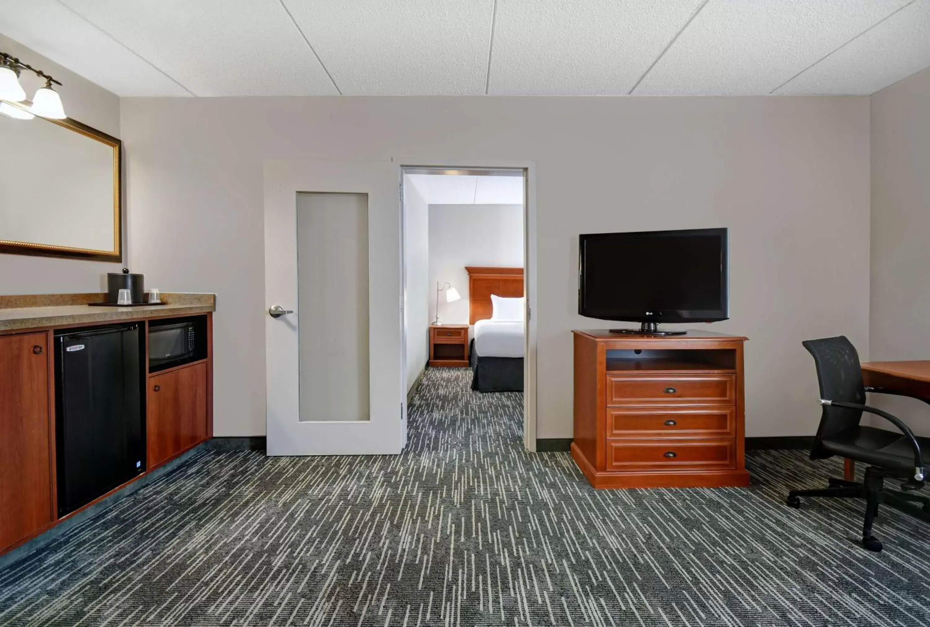 Photo of the whole room, TV/Entertainment Center in Country Inn & Suites by Radisson, Rochester-University Area, NY