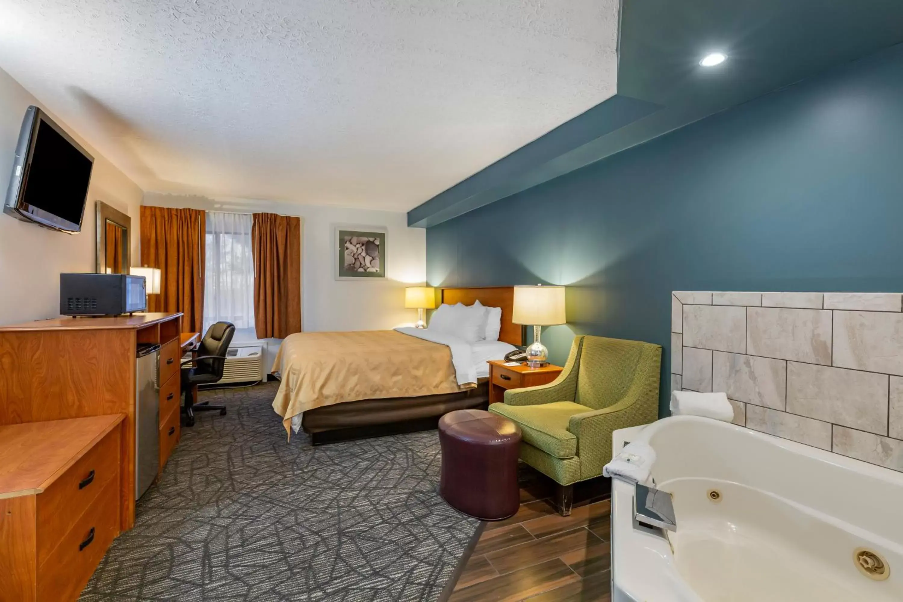 Photo of the whole room in Quality Inn Austintown-Youngstown West