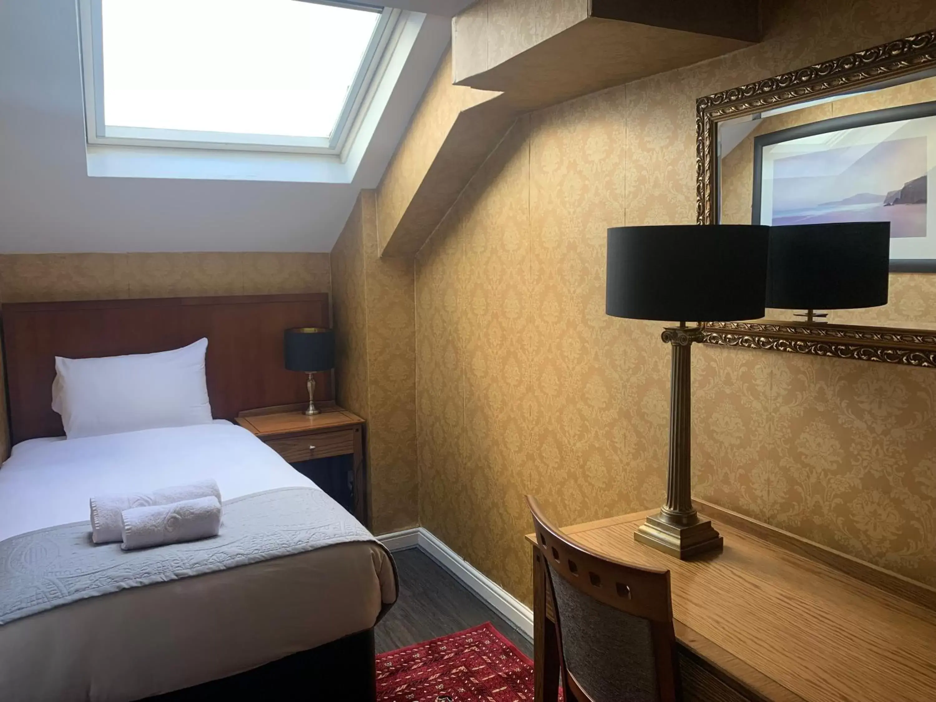 Bedroom, TV/Entertainment Center in Beech Mount Hotel