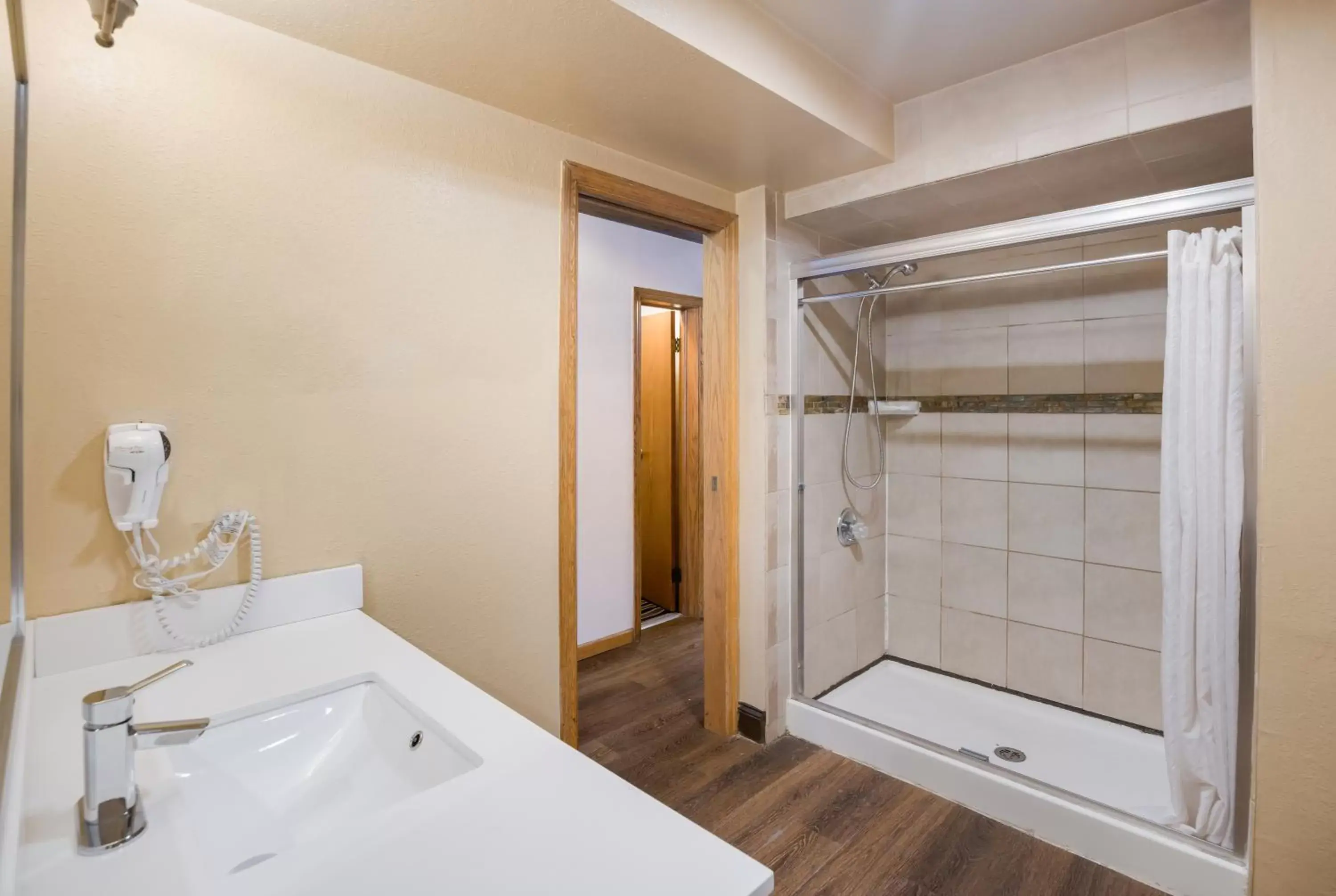 Shower, Bathroom in Rodeway Inn