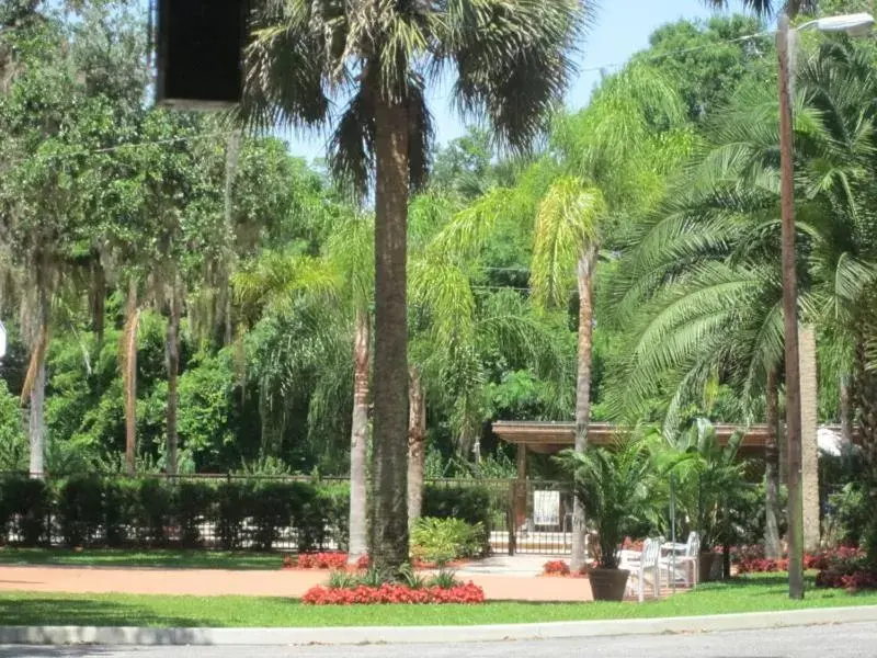 Garden in Tropical Marina & Resort on Lake Beresford