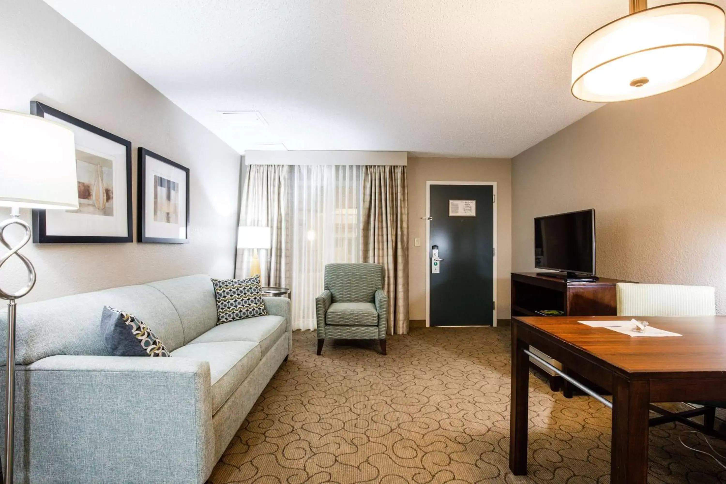 Bedroom, Seating Area in Embassy Suites Memphis