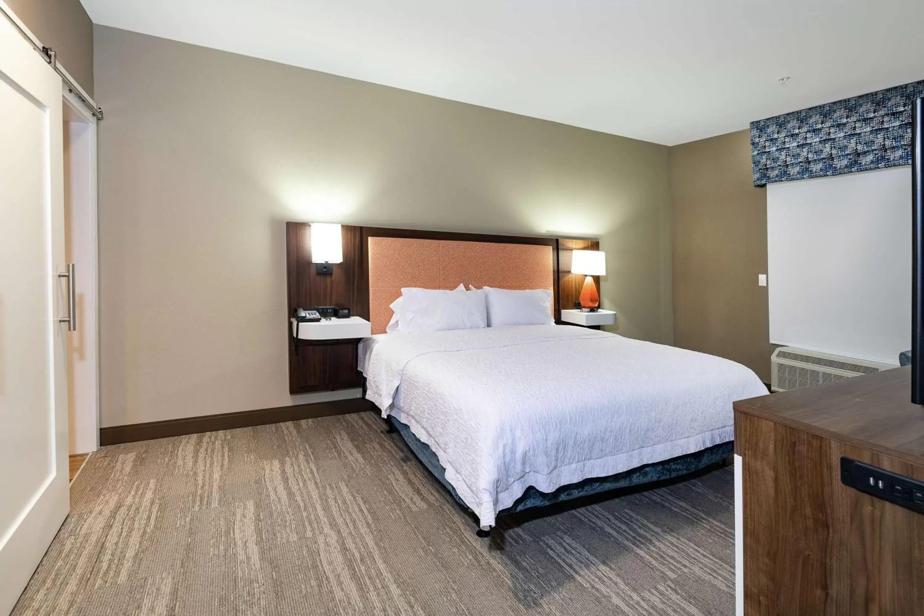 Bed in Hampton Inn & Suites By Hilton-Columbia Killian Road