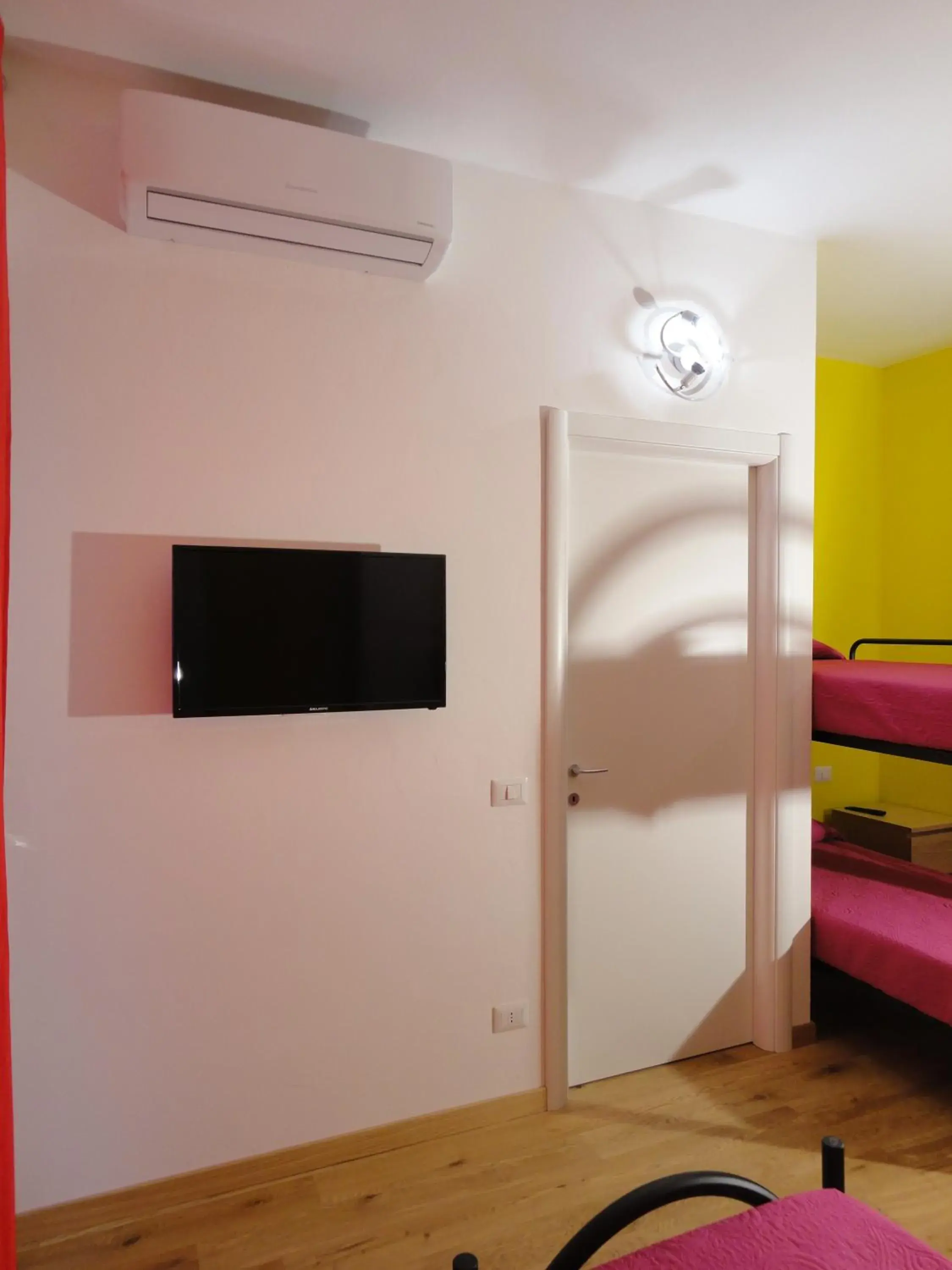 bunk bed, TV/Entertainment Center in Pavia Ostello