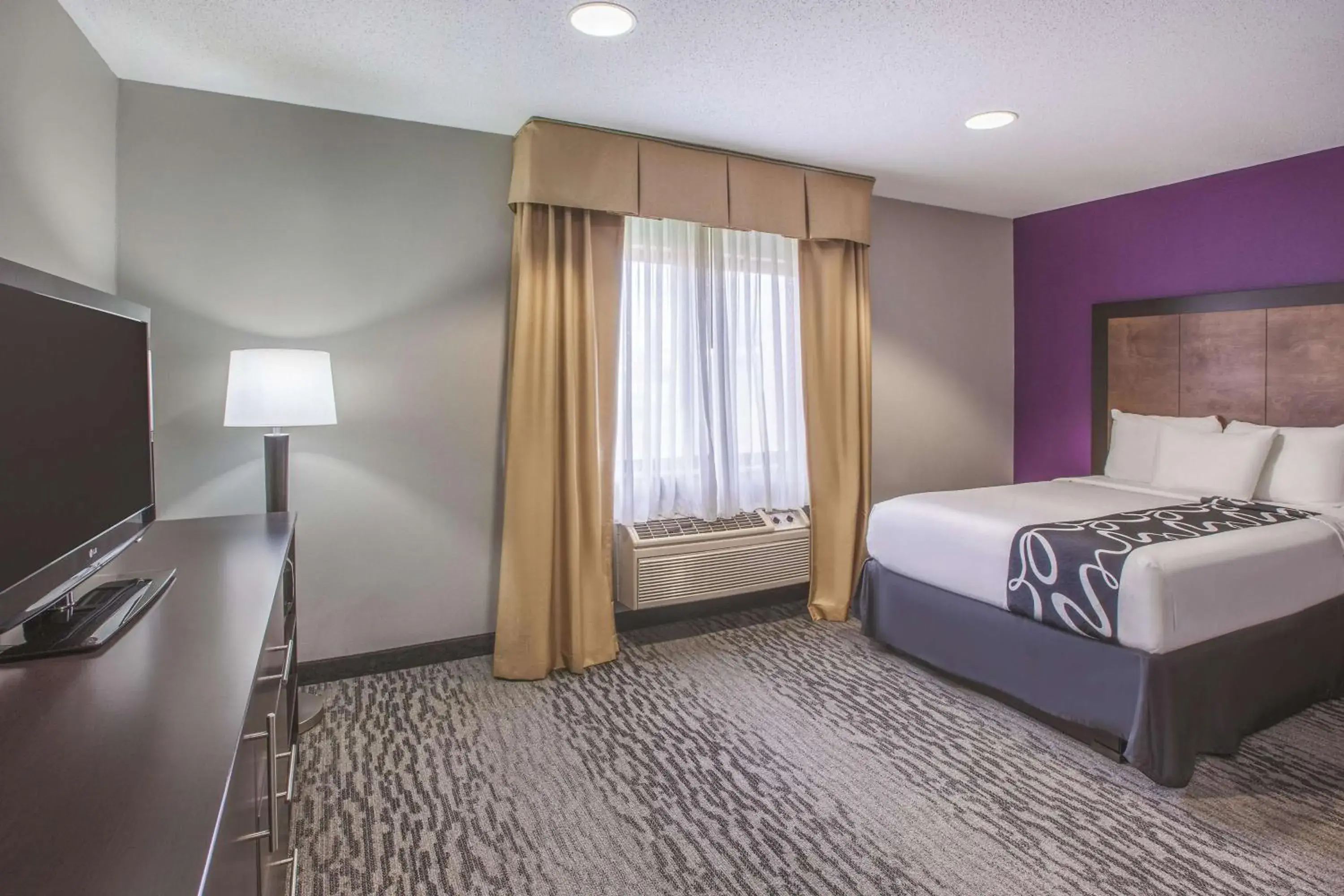 Photo of the whole room, Bed in La Quinta Inn & Suites by Wyndham Erie