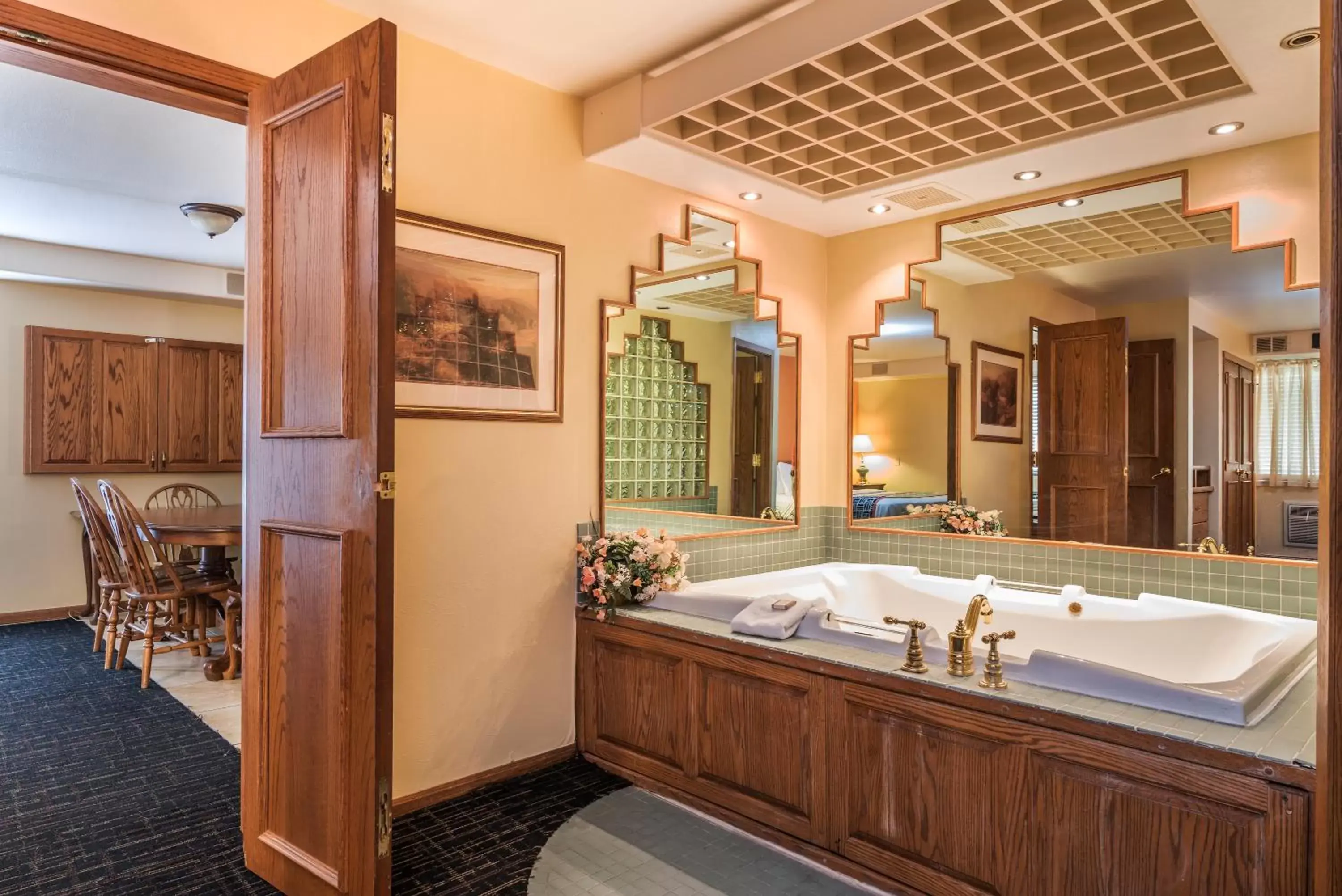 Hot Tub, Bathroom in Howard Johnson by Wyndham Billings