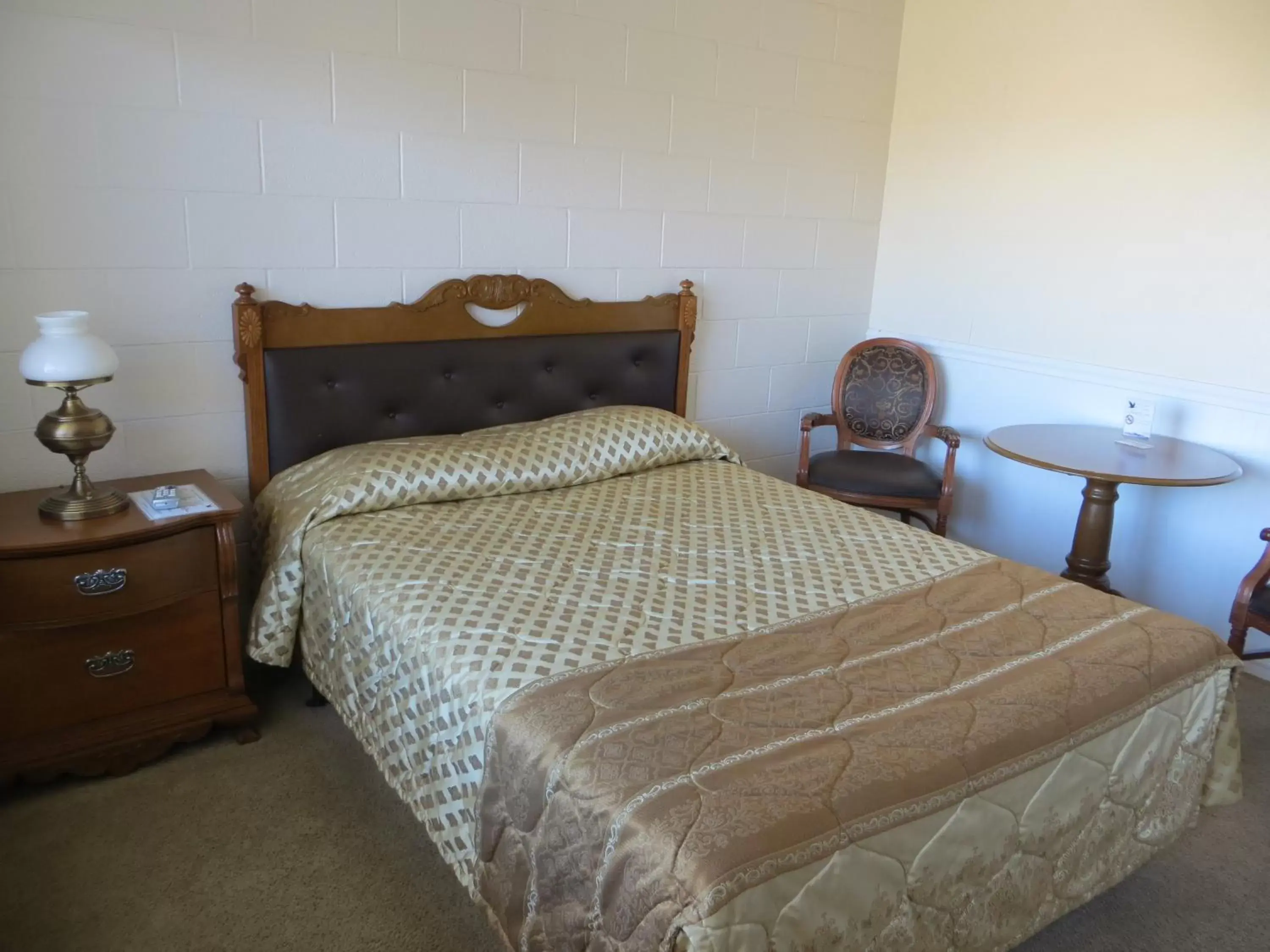 Bedroom, Bed in Alamo Inn