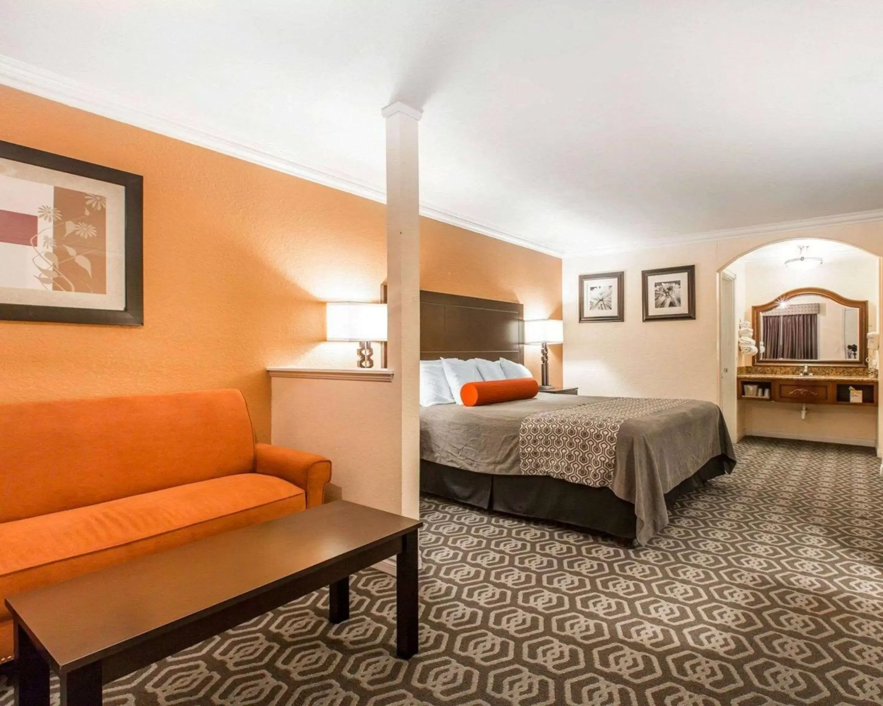 Photo of the whole room, Bed in Rodeway Inn & Suites Colton-Riverside