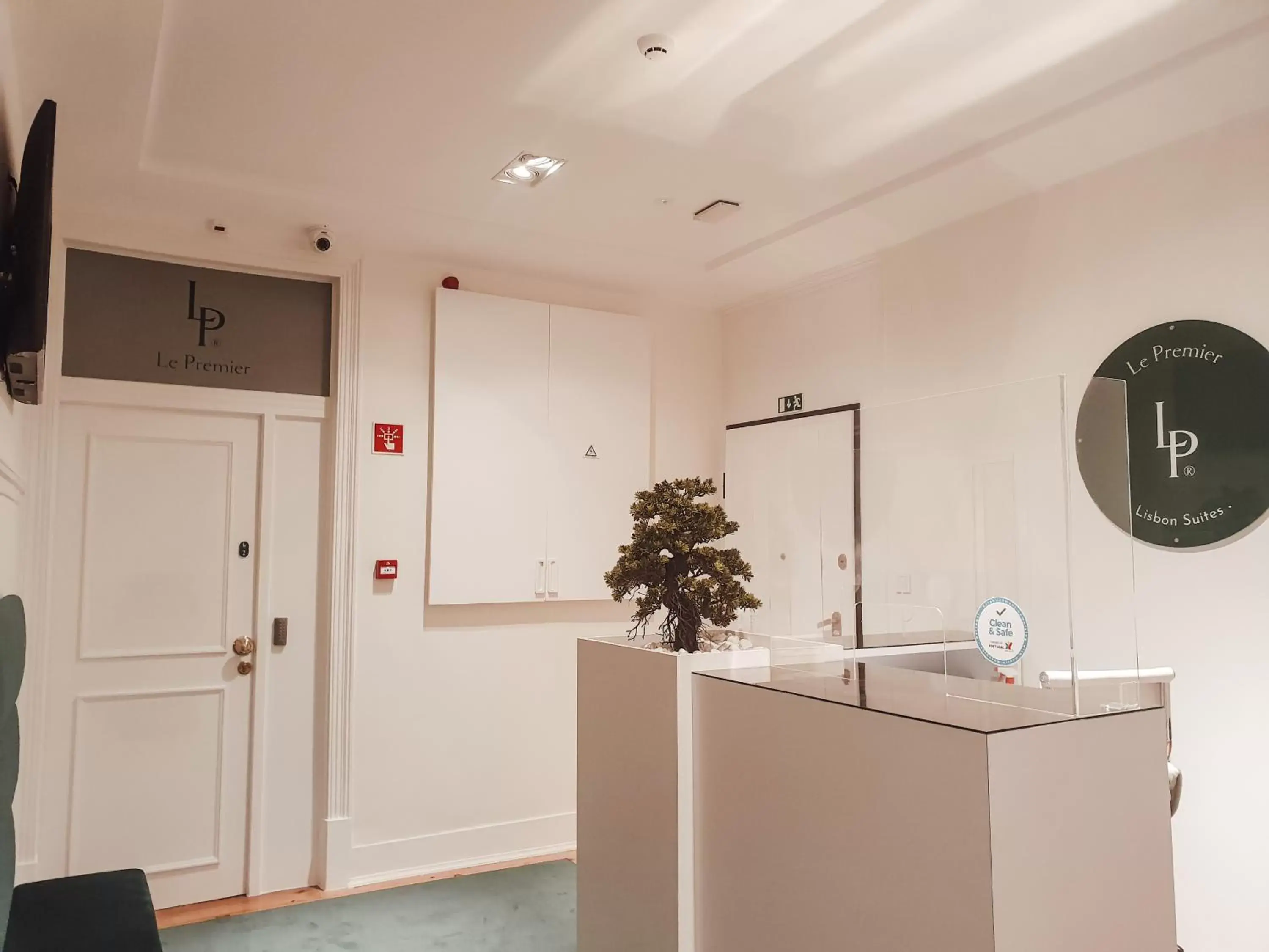 Lobby or reception, Kitchen/Kitchenette in Le Premier Lisbon Suites