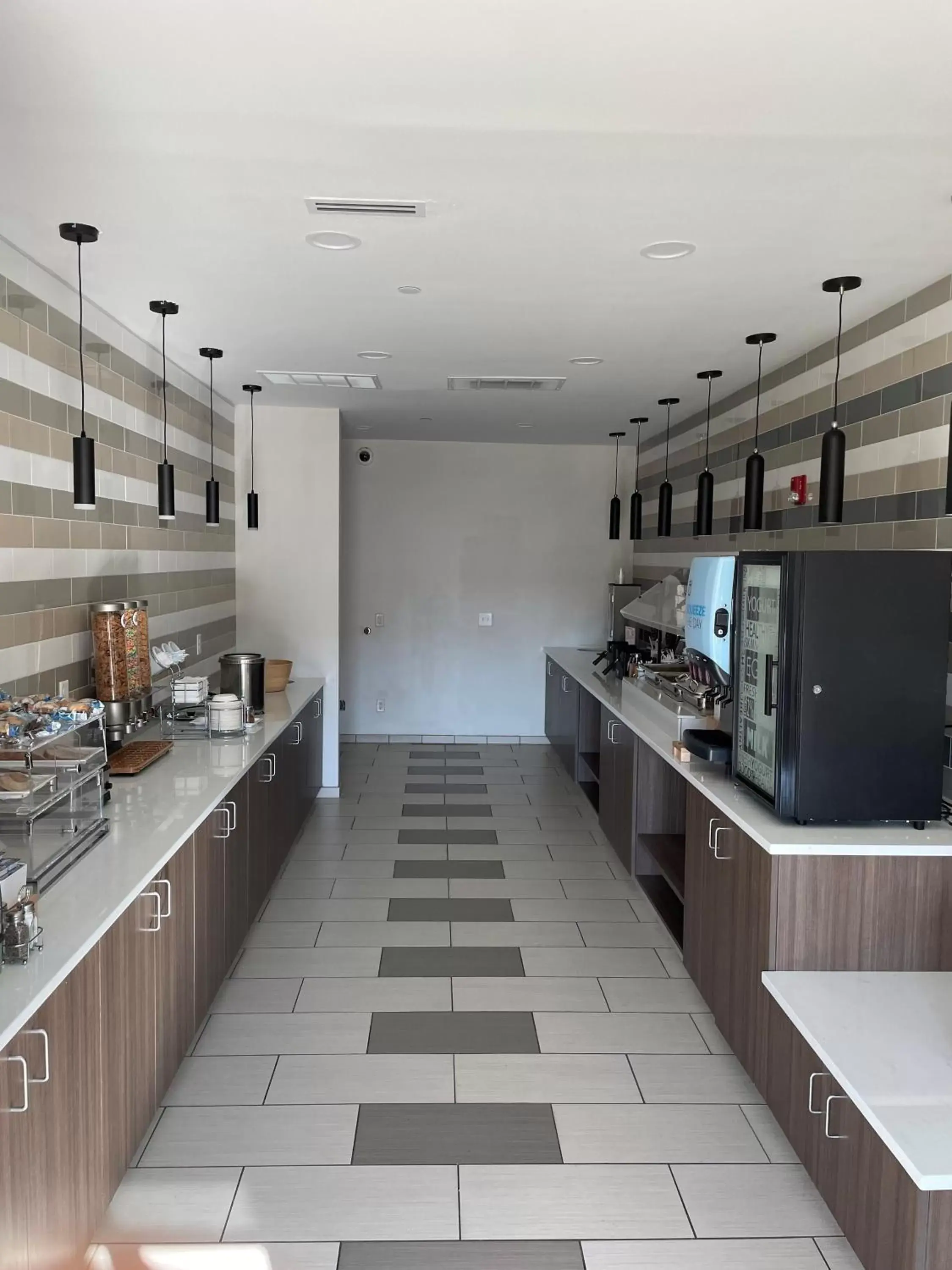 Breakfast, Kitchen/Kitchenette in La Quinta Inn & Suites by Wyndham Ankeny IA - Des Moines IA