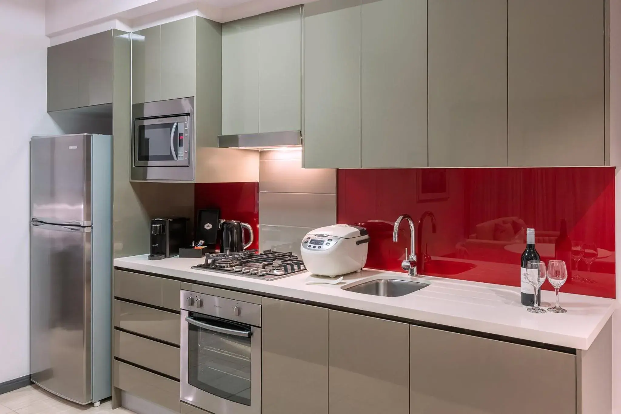 Kitchen or kitchenette, Kitchen/Kitchenette in Meriton Suites Campbell Street, Sydney