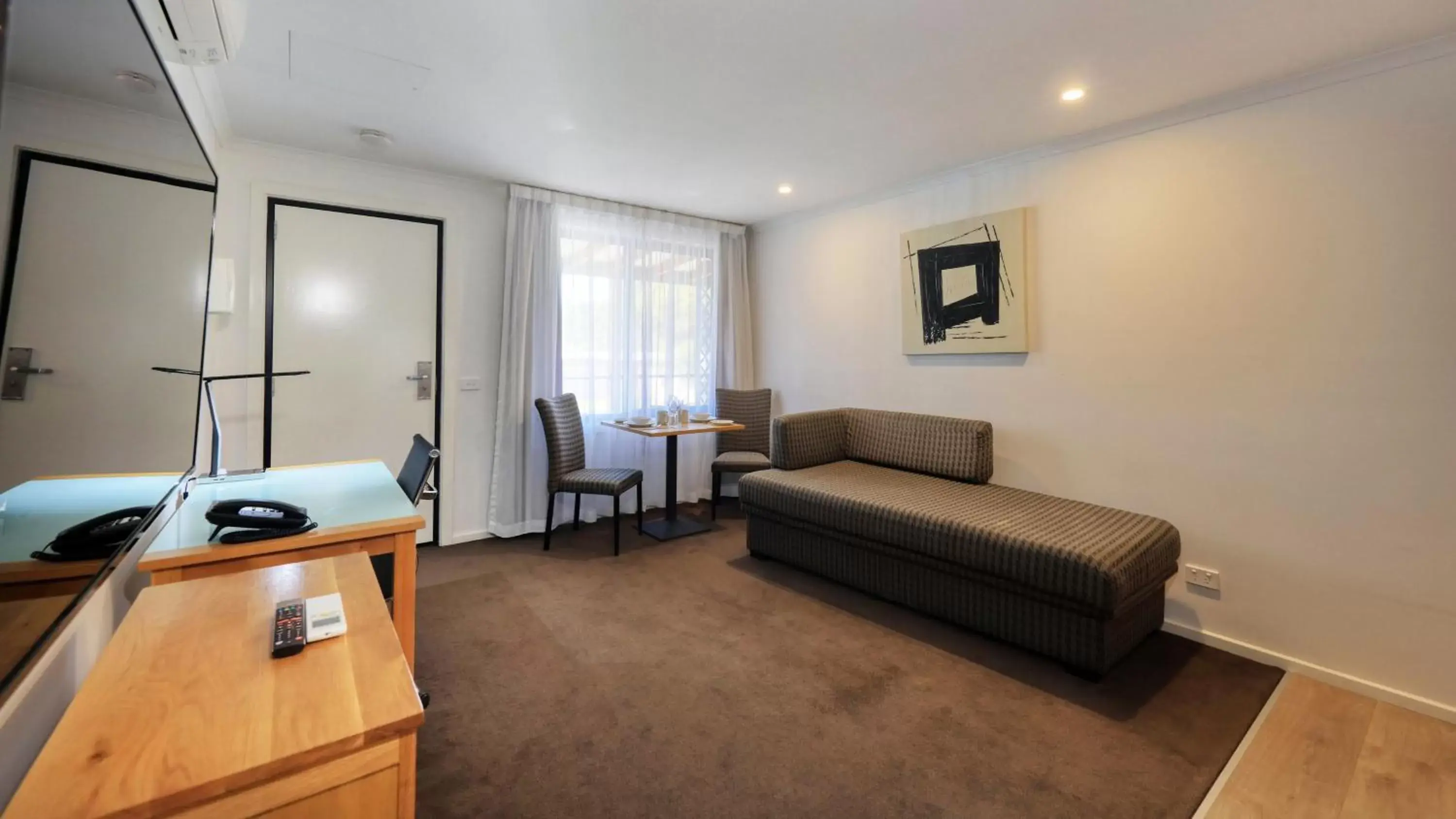 TV and multimedia, Seating Area in New Crossing Place Motel