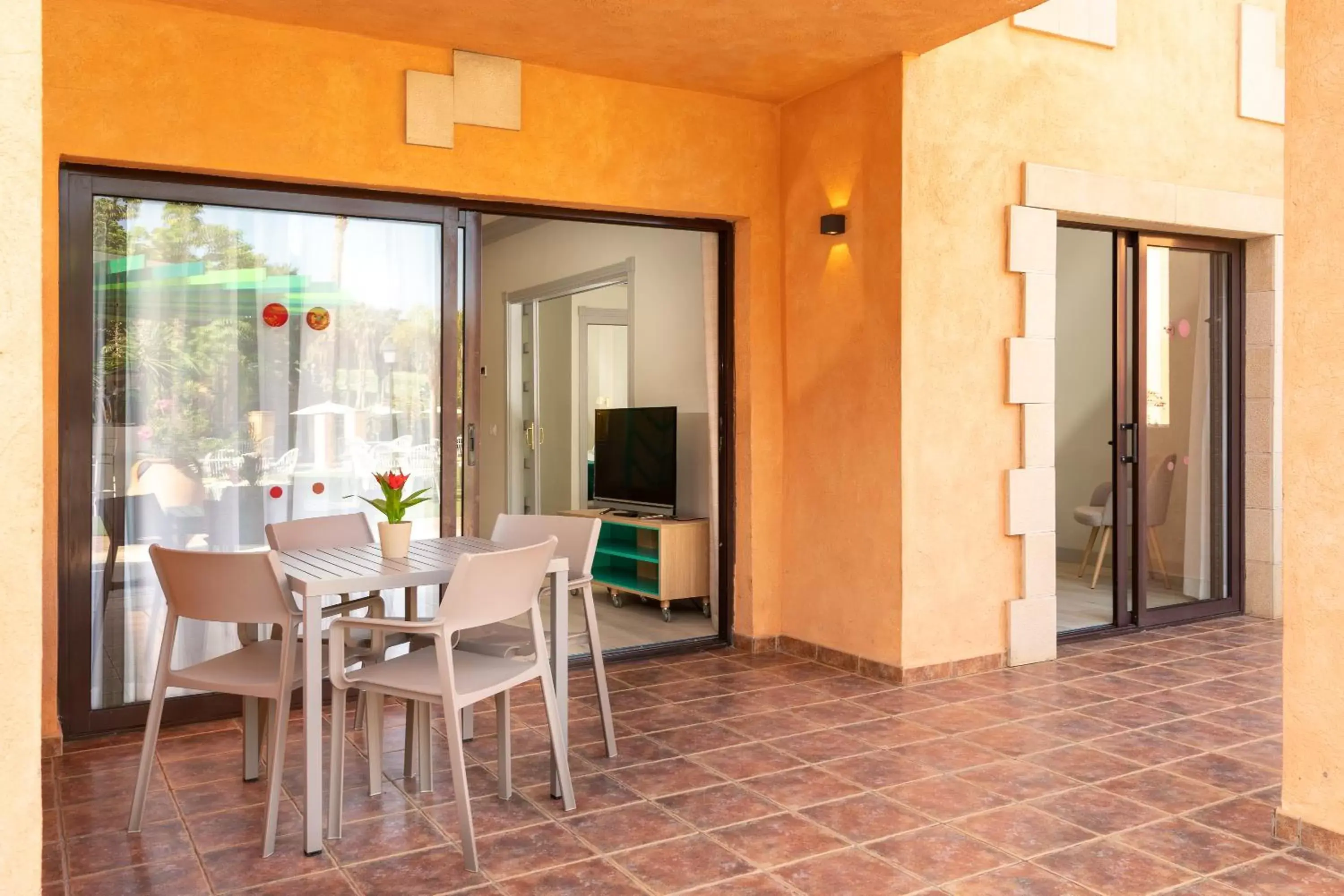 Balcony/Terrace, Dining Area in Villa Mandi Golf Resort