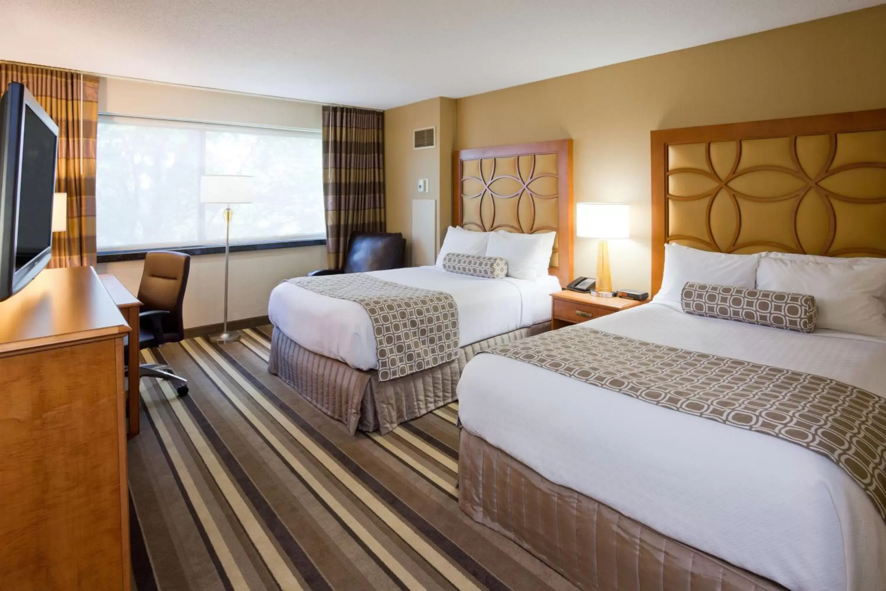 Photo of the whole room, Bed in Crowne Plaza Minneapolis West, an IHG Hotel