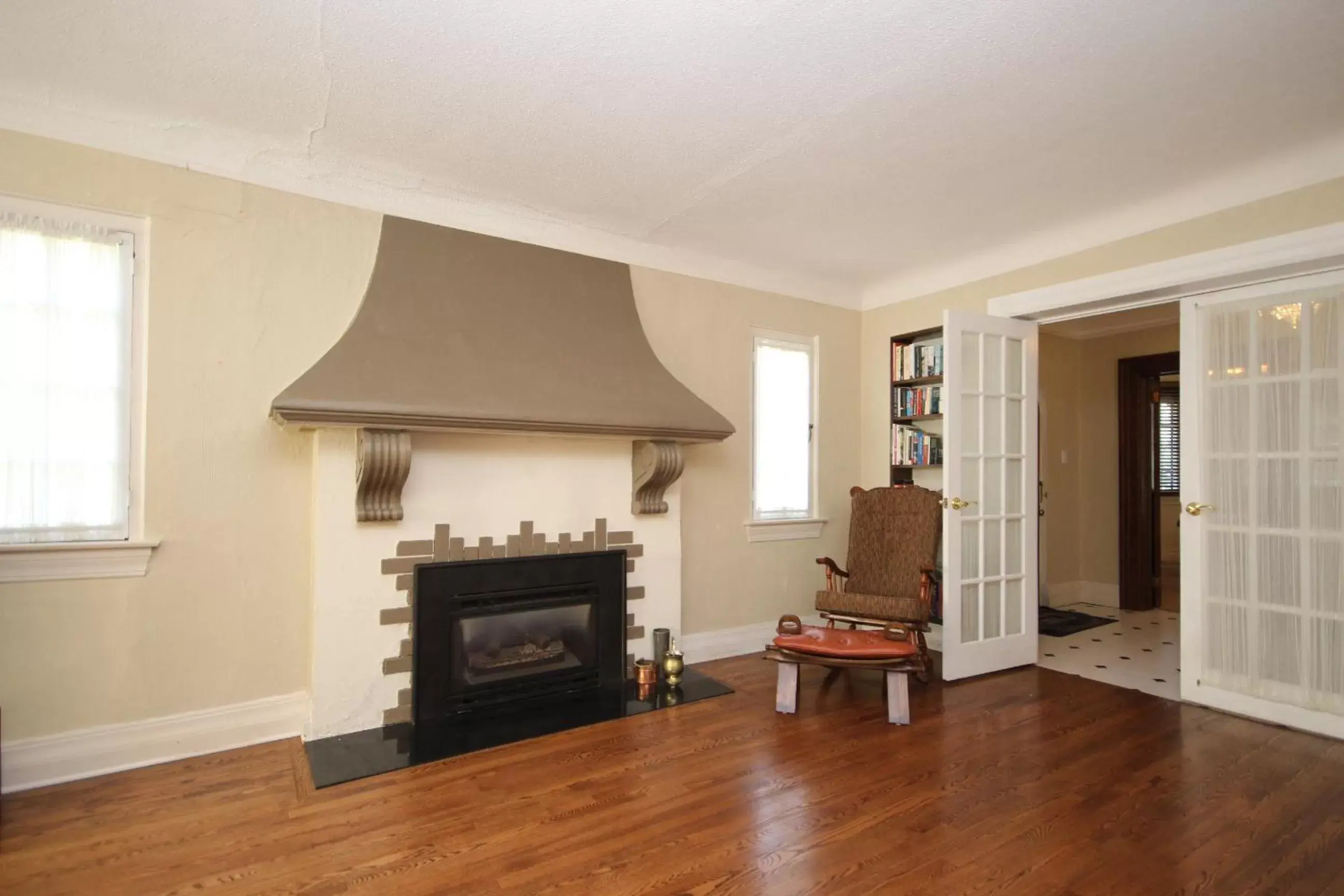 Living room, TV/Entertainment Center in Ambassador B&B