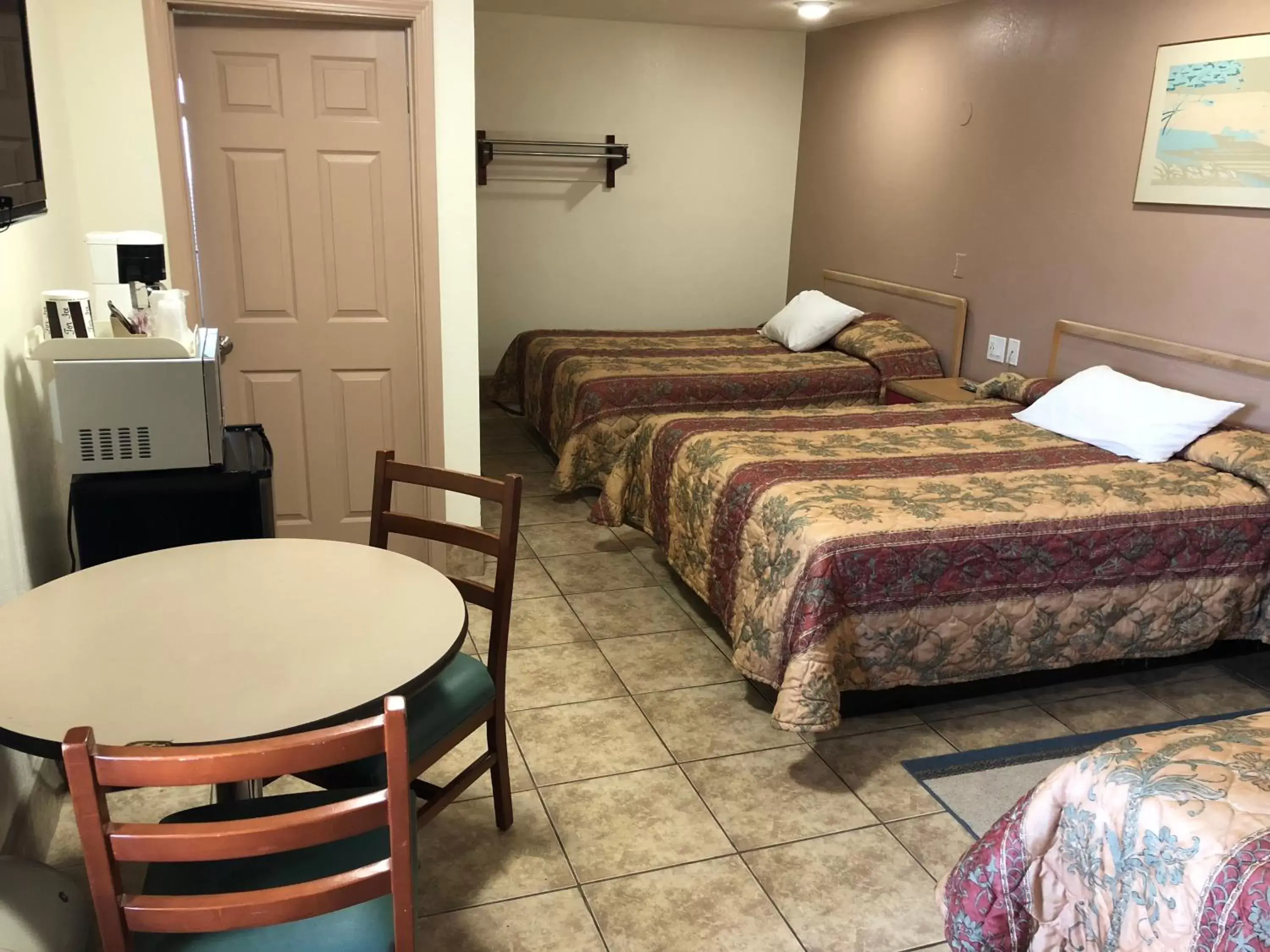 Photo of the whole room, Bed in Toppers Motel