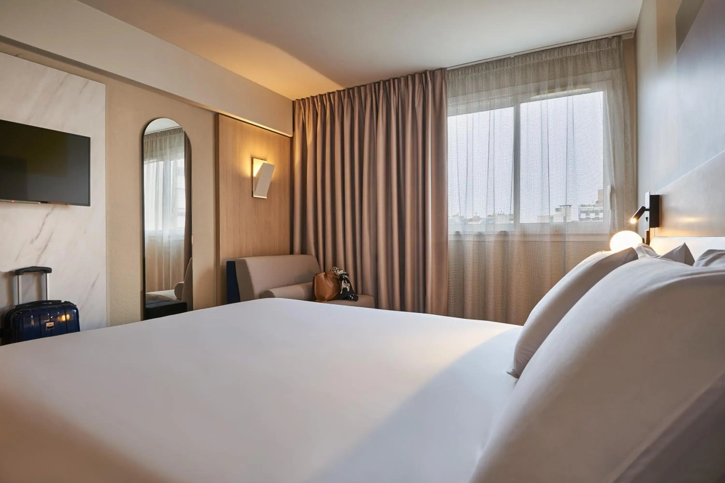 View (from property/room), Bed in Hotel Mercure Paris 15 Porte de Versailles