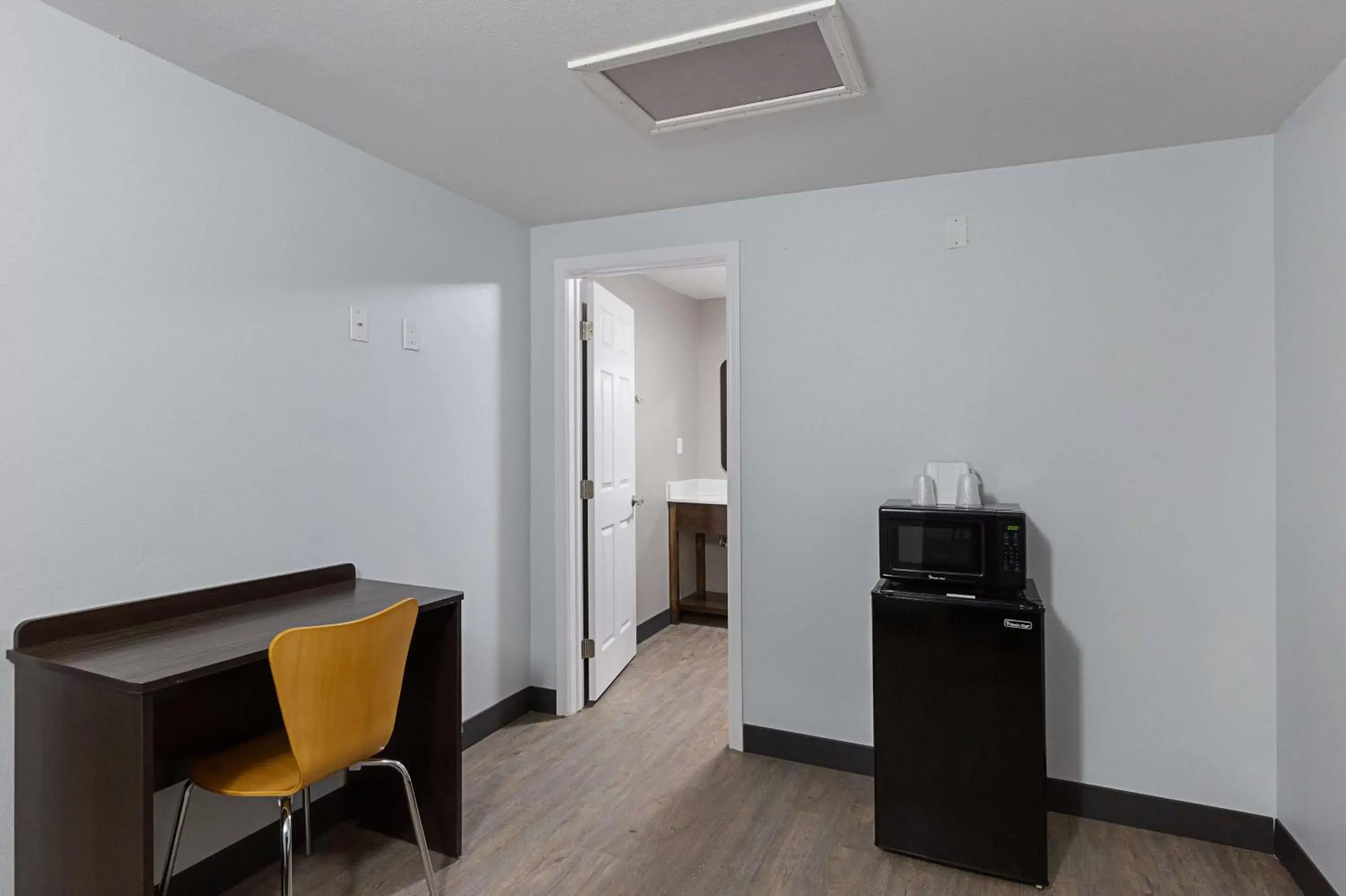 Photo of the whole room, Kitchen/Kitchenette in Motel 6-Show Low, AZ