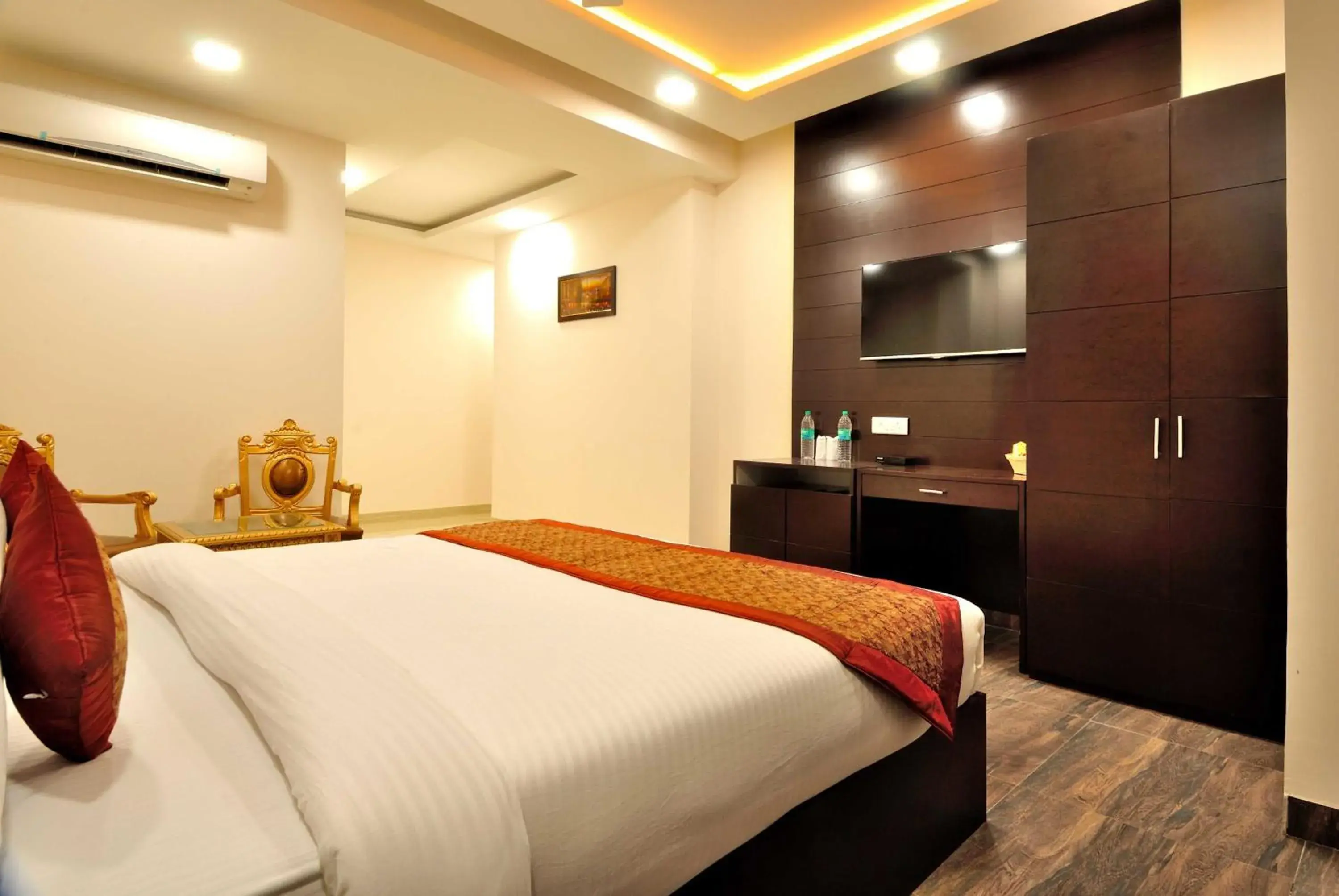 Photo of the whole room, Bed in Hotel Kings Inn, Karol Bagh, New Delhi