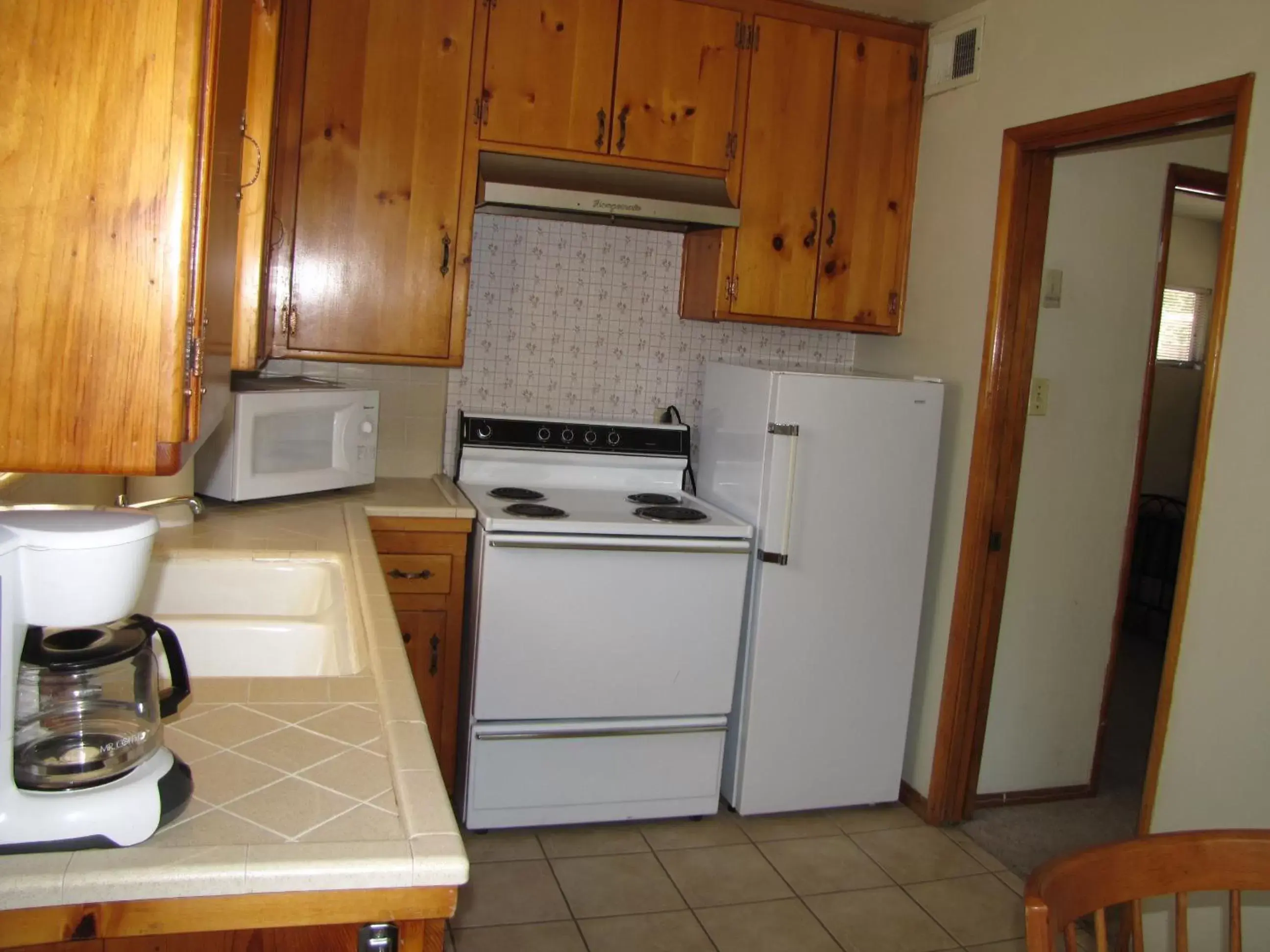 Kitchen/Kitchenette in Kern Riverfront Lodge