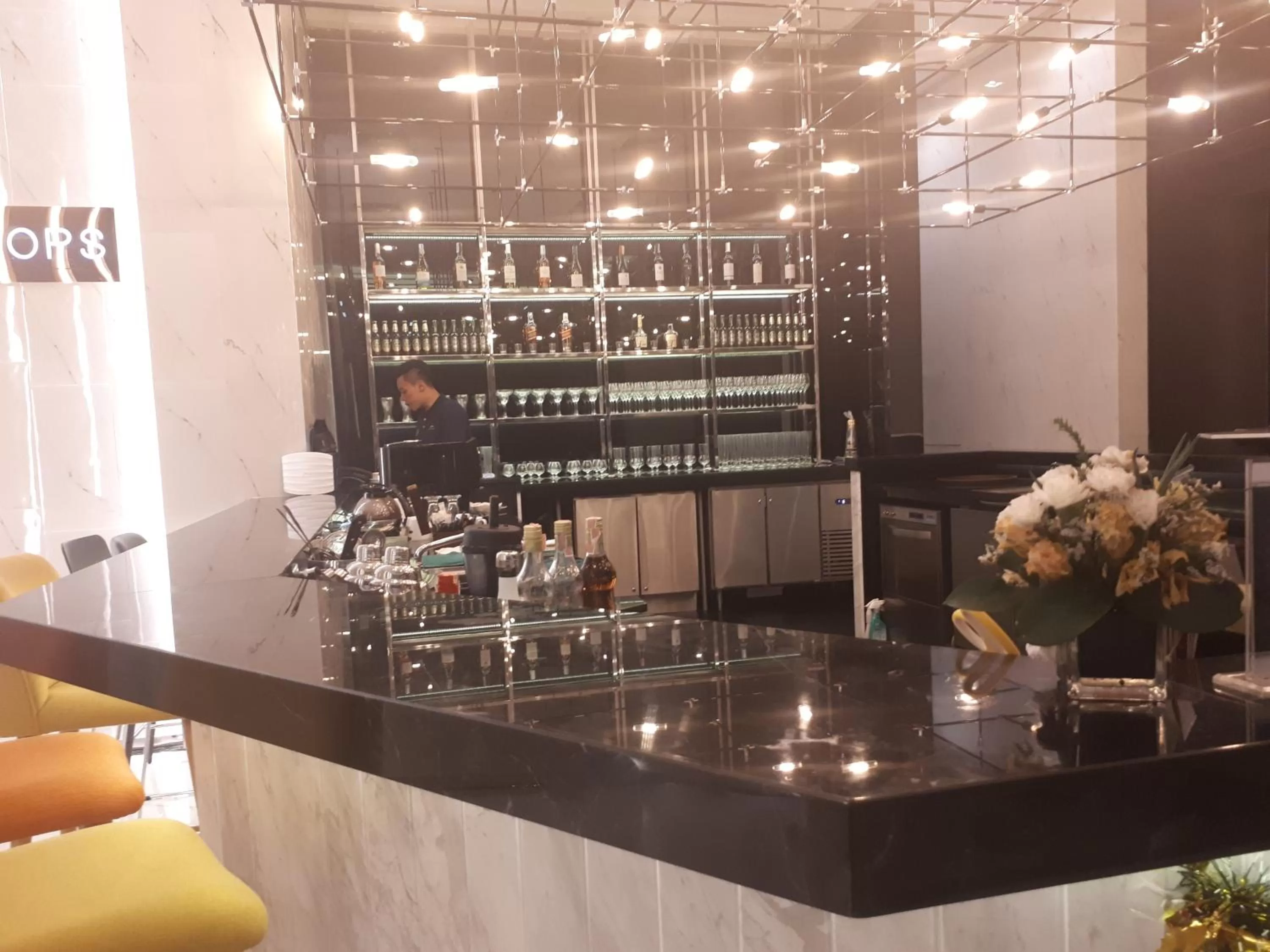 Lounge or bar in The Quarter Ari by UHG