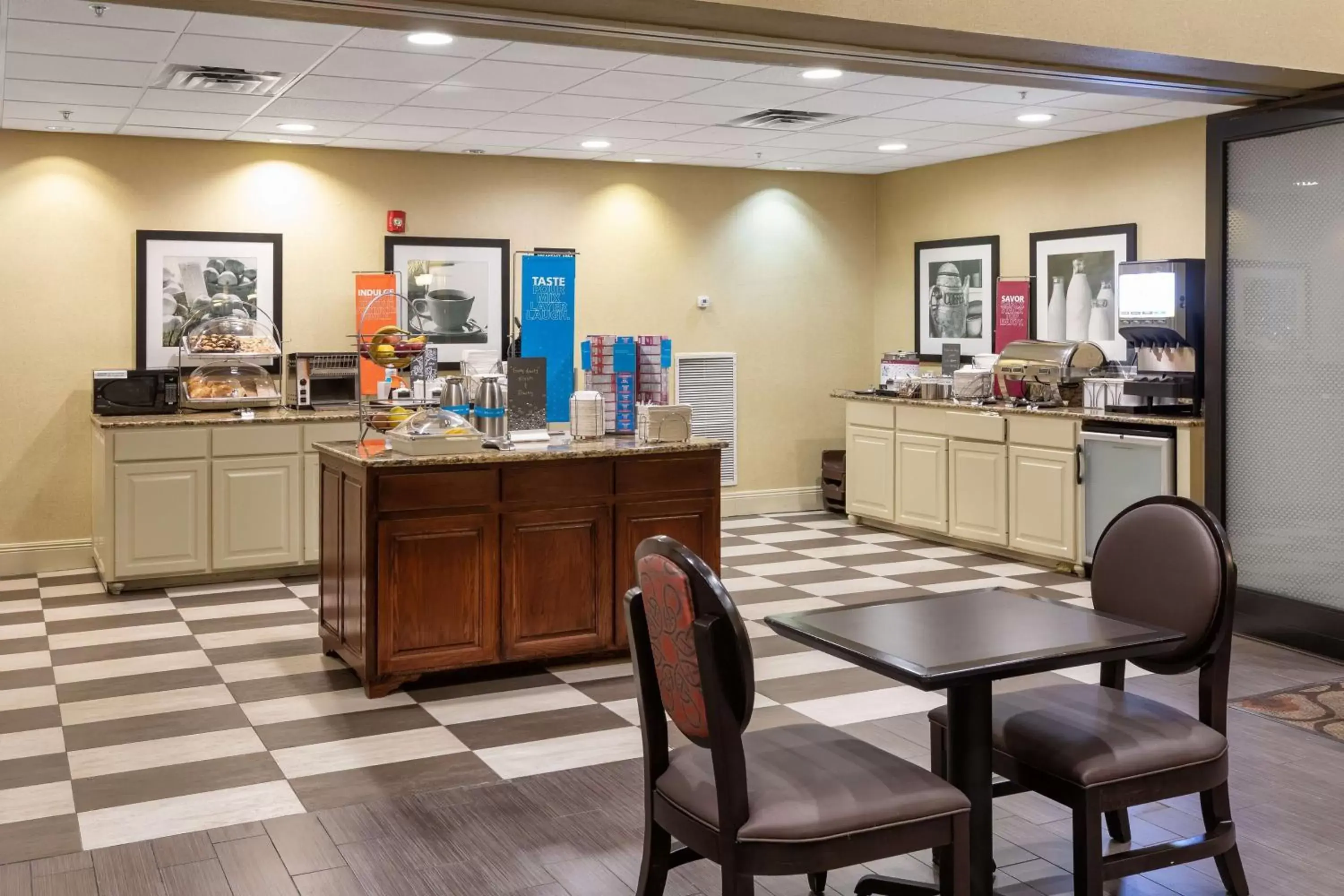 Dining area, Restaurant/Places to Eat in Hampton Inn & Suites Baton Rouge - I-10 East